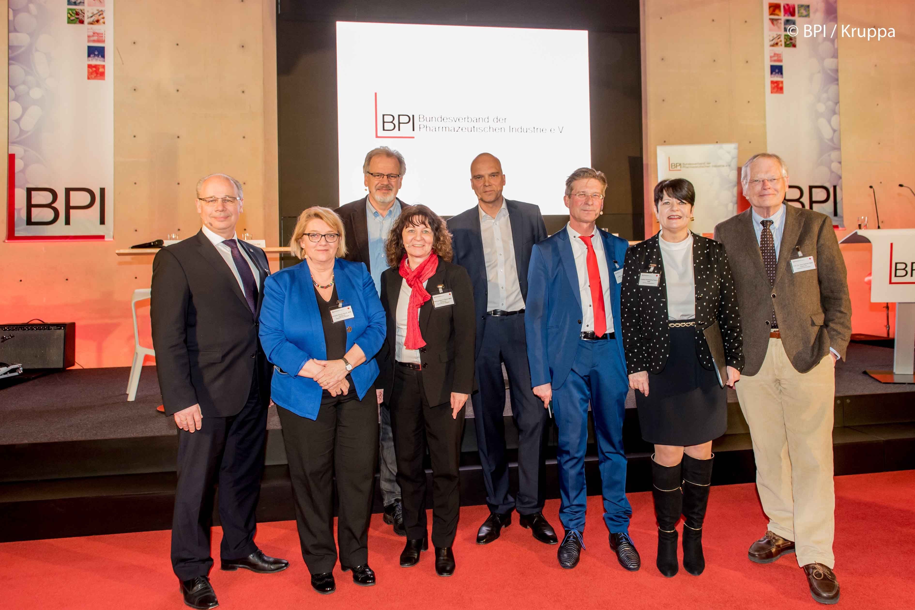 Die Akteure der Podiumsdiskussion: Georg Kippels MdB (CDU), Kordula Schulz-Asche MdB (Bündnis 90/Die Grünen), Harald Weinberg MdB (Linke), Martina Stamm-Fibich MdB (SPD), Hanno Kautz (BILD), Martin Zentgraf (BPI), Christine Aschenberg-Dugnus MdB (FDP), Axel Gehrke MdB (AfD)  v.l.n.r