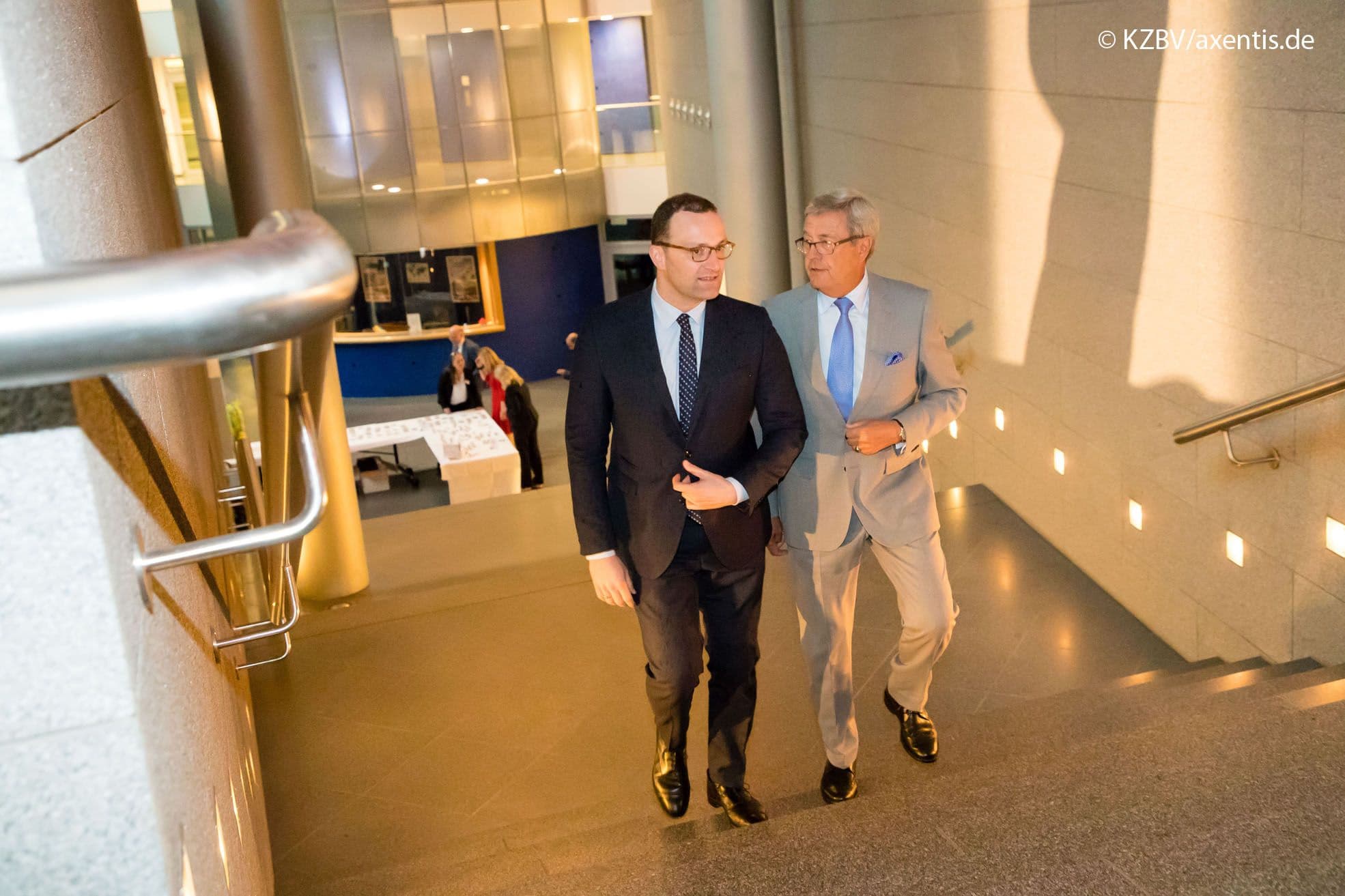 Bundesgesundheitsminister Jens Spahn mit KZBV-Vorstandsvorsitzendem
Wolfgang Eßer auf dem Weg zum Empfang
