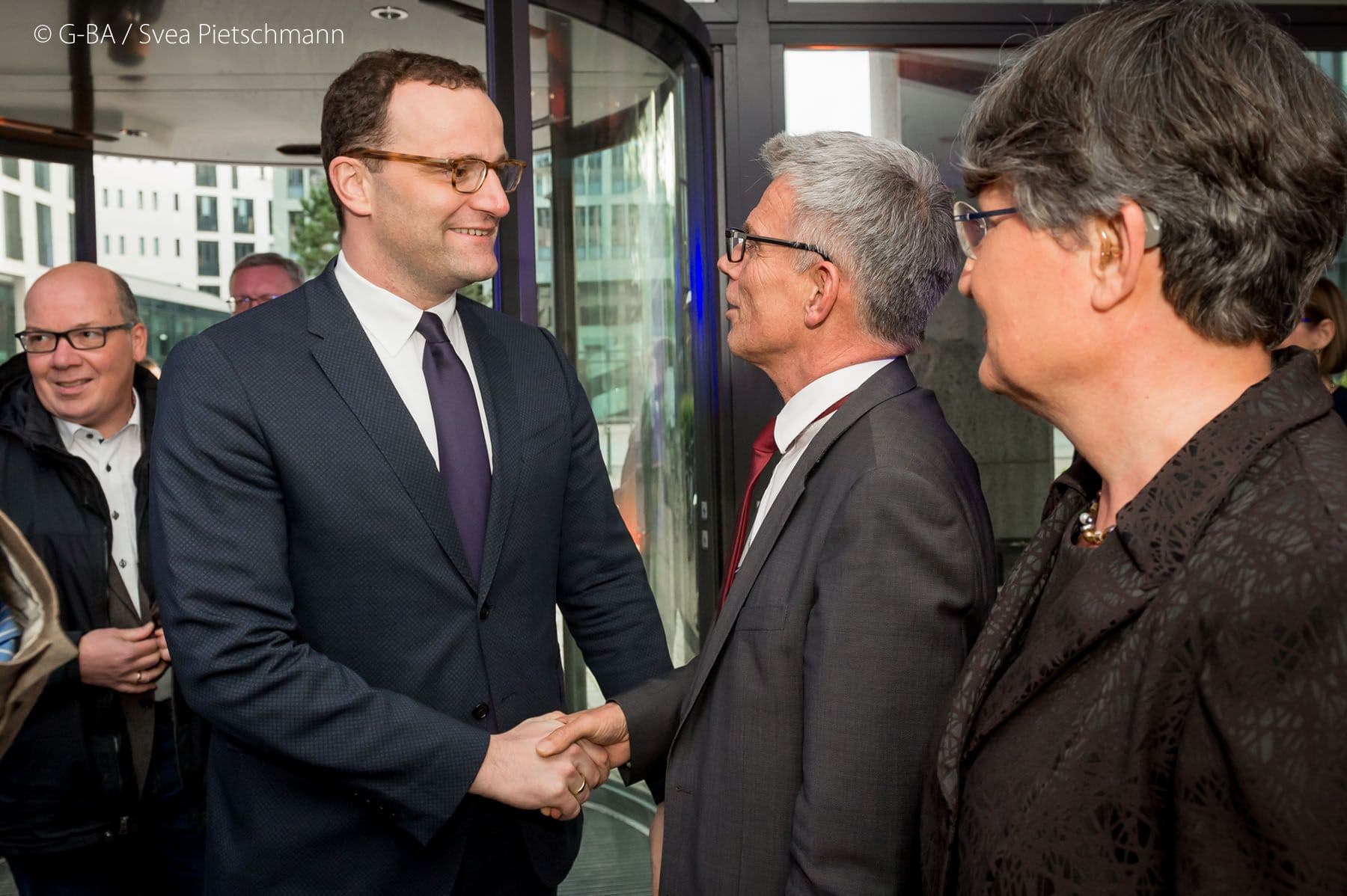 Freundliche Blicke beim Empfang: Bundesgesundheitsminister Jens Spahn, G-BA-Vorsitzender Josef Hecken, G-BA-Geschäftsführerin Dorothea Bronner