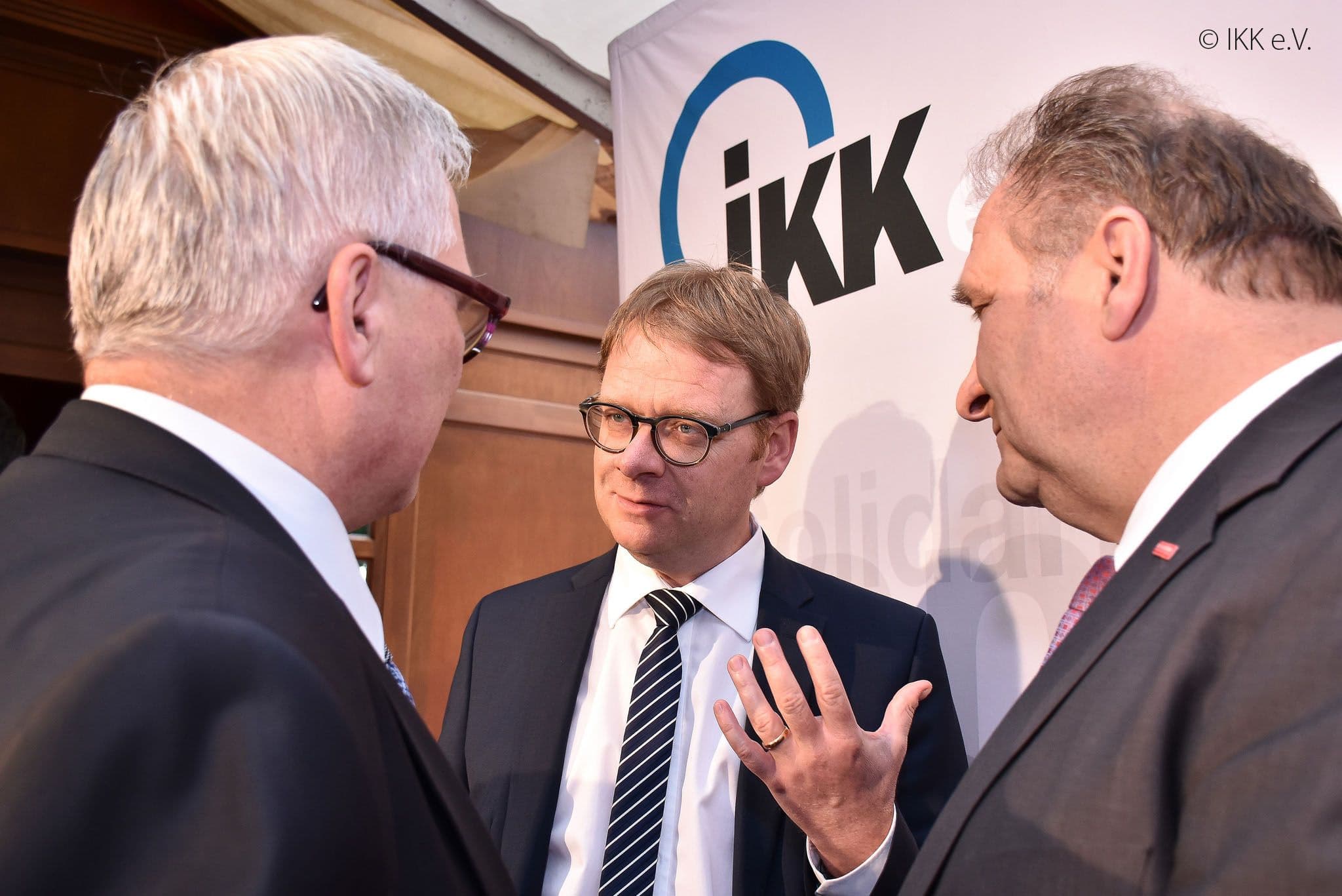 Staatssekretär Thomas Gebhart (m.) wirbt für die Gesundheitspolitik, Hans-Jürgen Müller (l.), Hans Peter Wollseifer (beide IKK e.V.) (r.)