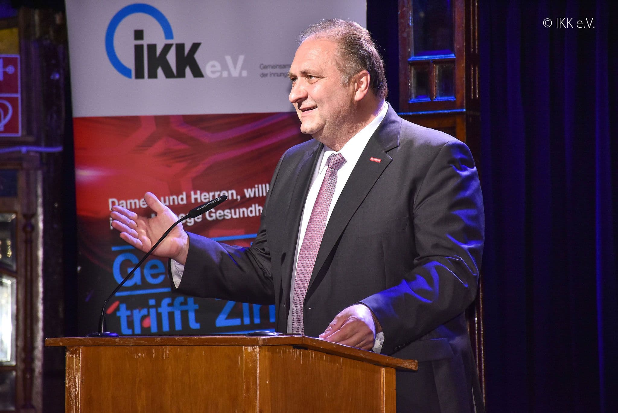 Hans Peter Wollseifer (IKK e.V.) begrüßt die Gäste