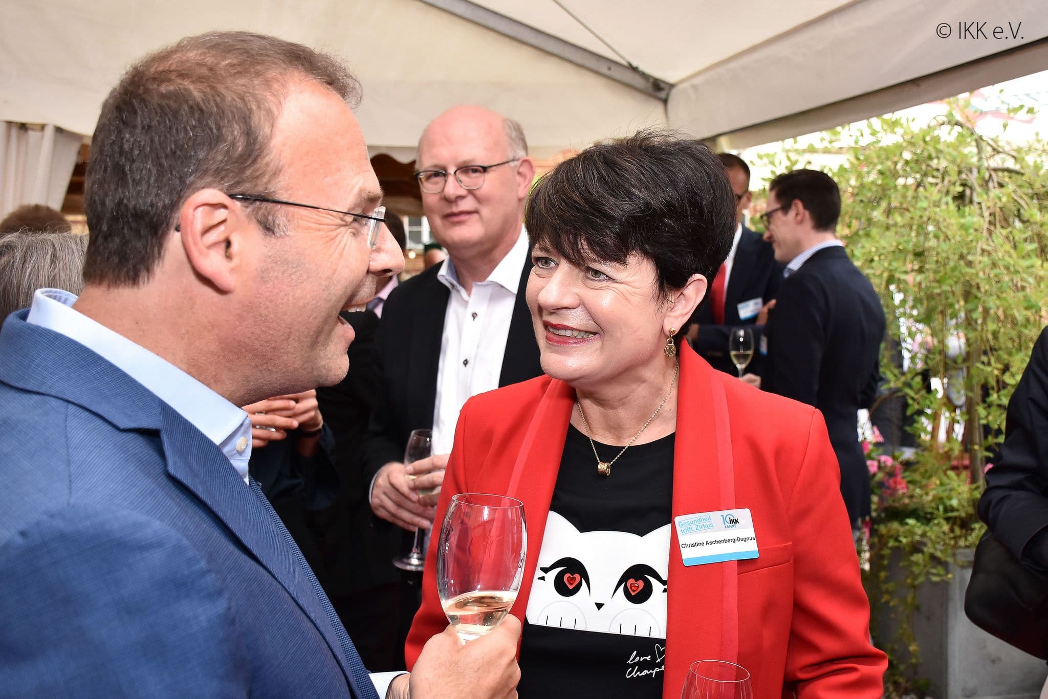Christine Aschenberg-Dugnus MdB (FDP) erheitert Roland Engehausen (IKK Südwest) (l.)