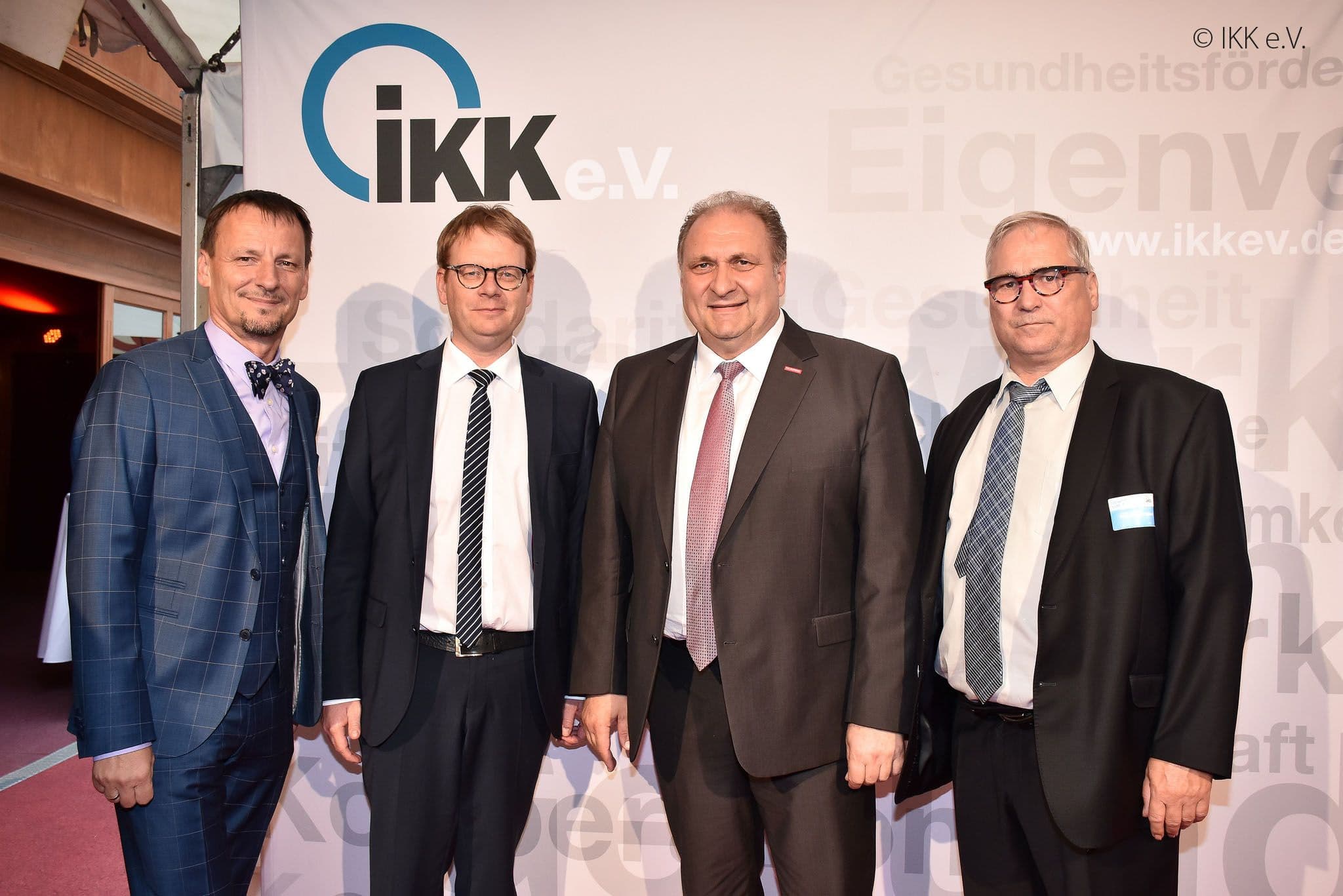 Der Staatssekretär umringt von Geschäftsführung und Vorstand des IKK e.V.: Jürgen Hohnl (IKK e.V.), Staatssekretär Thomas Gebhart (BMG), Hans Peter Wollseifer, Hans-Jürgen Müller (beide IKK e.V.) (v.l.n.r.)
