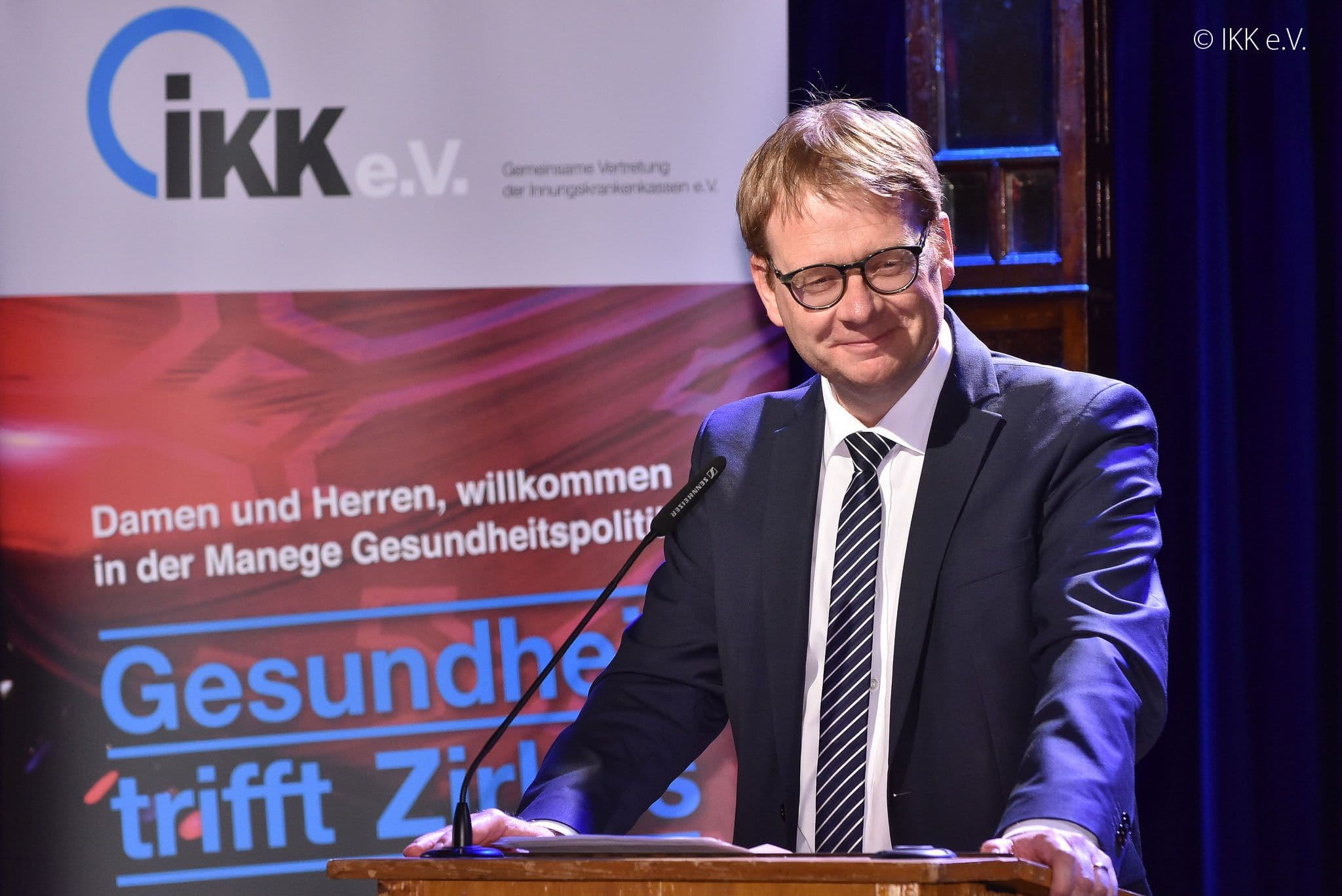 Staatssekretär Thomas Gebhart (BMG) bei seiner Rede