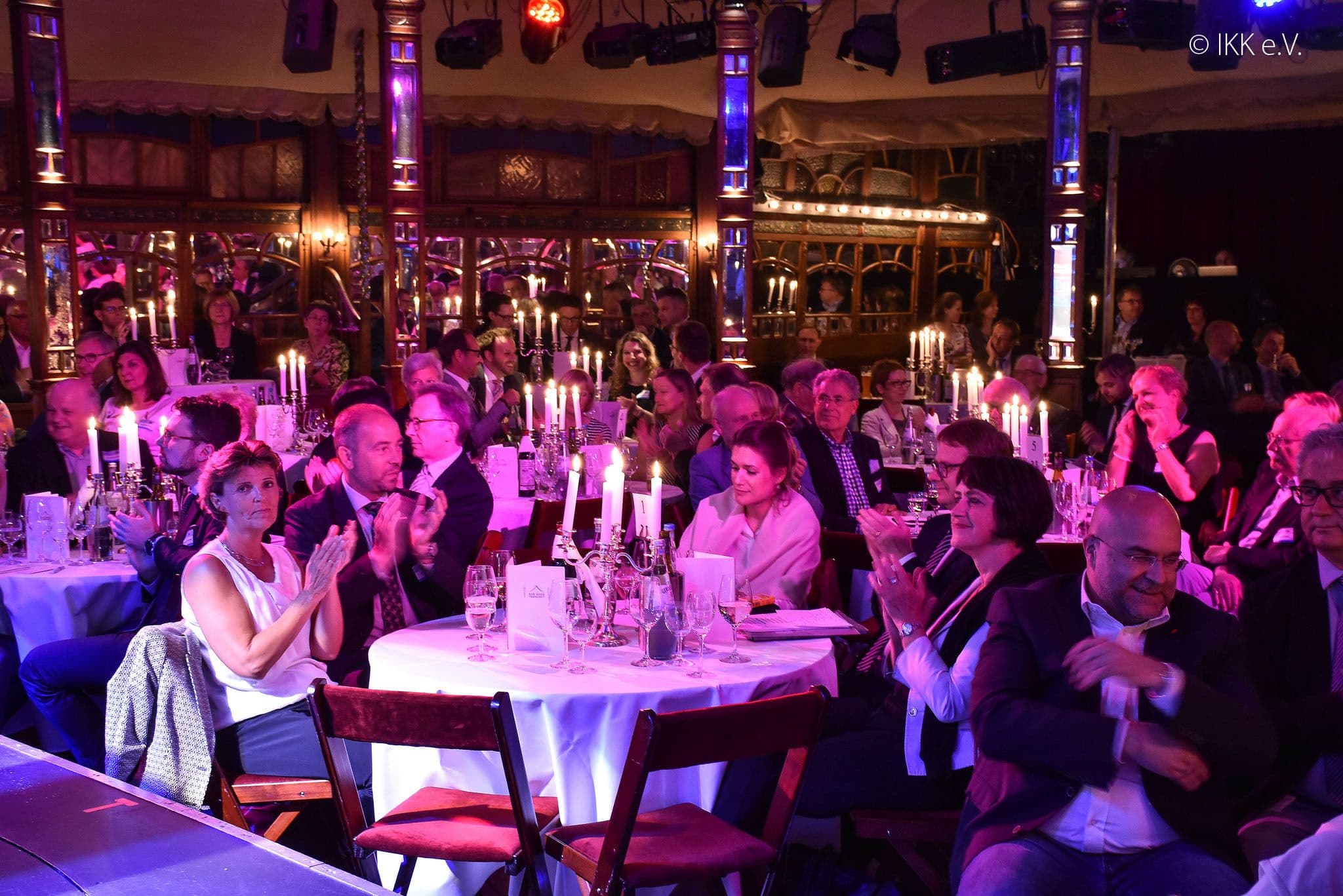 „Gesundheit trifft Zirkus“ im Spiegelzelt – der Bar jeder Vernunft