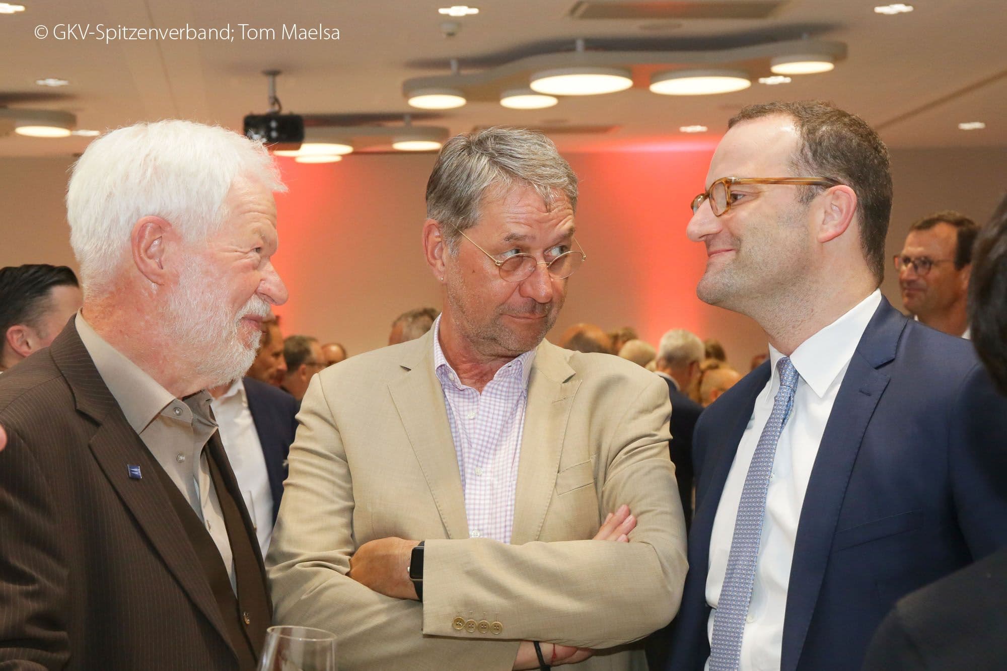 Annäherung mit kritischem Blick: Volker Hansen, Uwe Klemens (beide GKV-SV) und Bundesgesundheitsminister Spahn (v.l.n.r.)
