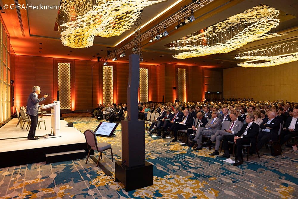 Großes Interesse beim Kongress „Zwei Jahre Innovationsfonds – Impulsgeber für eine bessere Versorgung“ – einleitende Worte von Gastgeber Josef Hecken (G-BA)