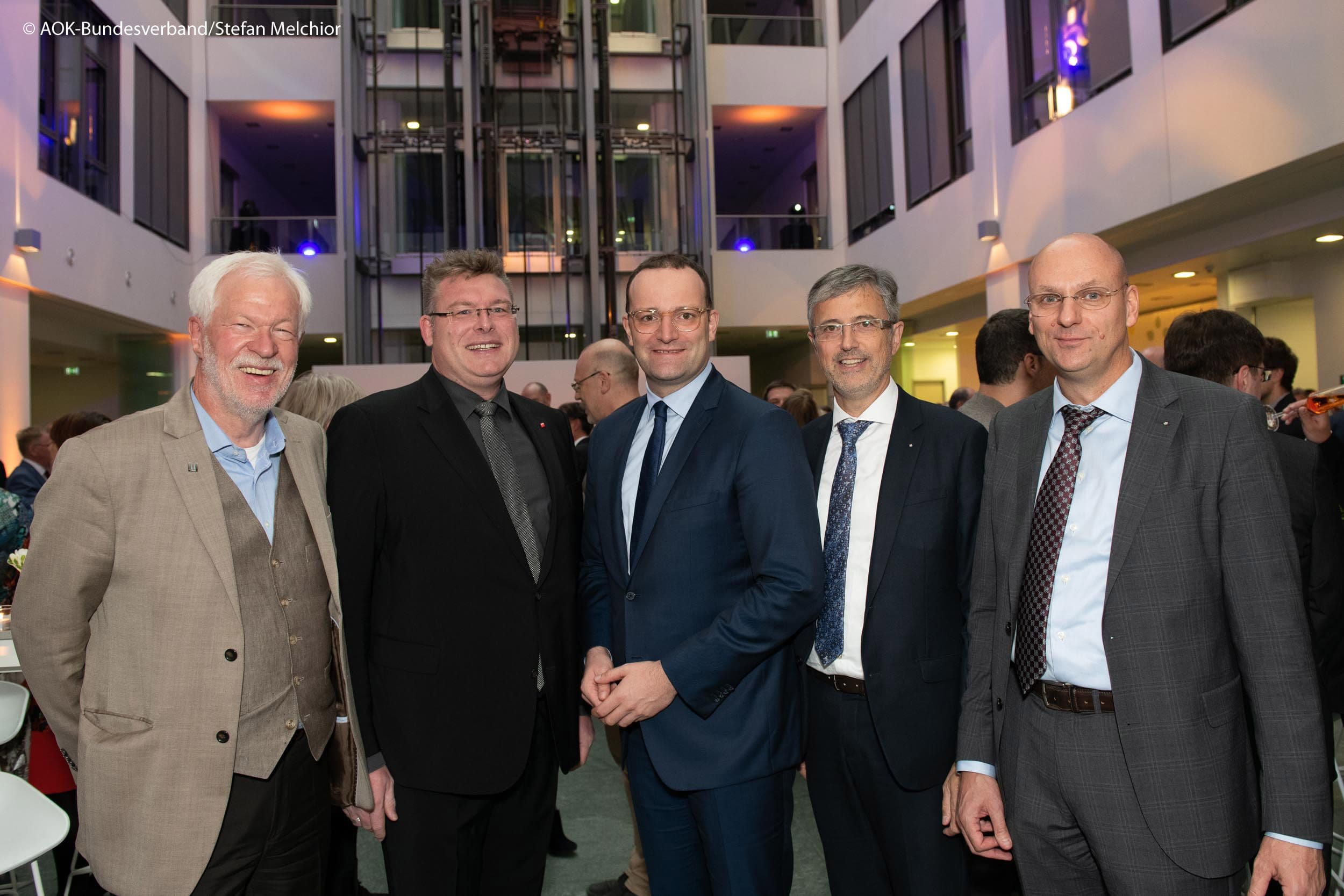 Bundesgesundheitsminister mit der Spitze des AOK-Bundesverbandes: Volker Hansen, Knut Lambertin, Minister Jens Spahn, Martin Litsch, Jens Martin Hoyer (v.l.n.r.)