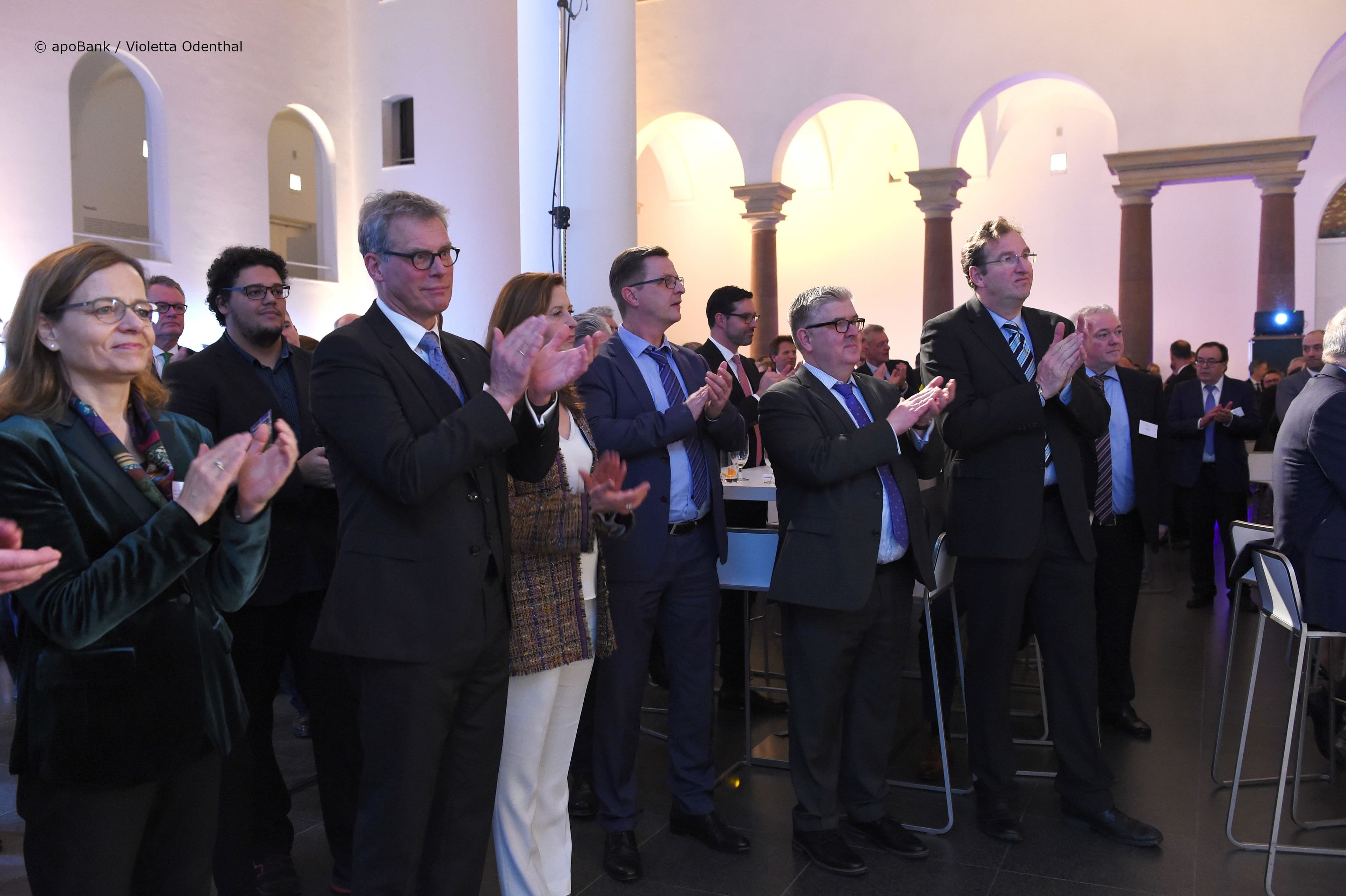 Applaus für die Rede des Vorstandsvorsitzenden der apoBank