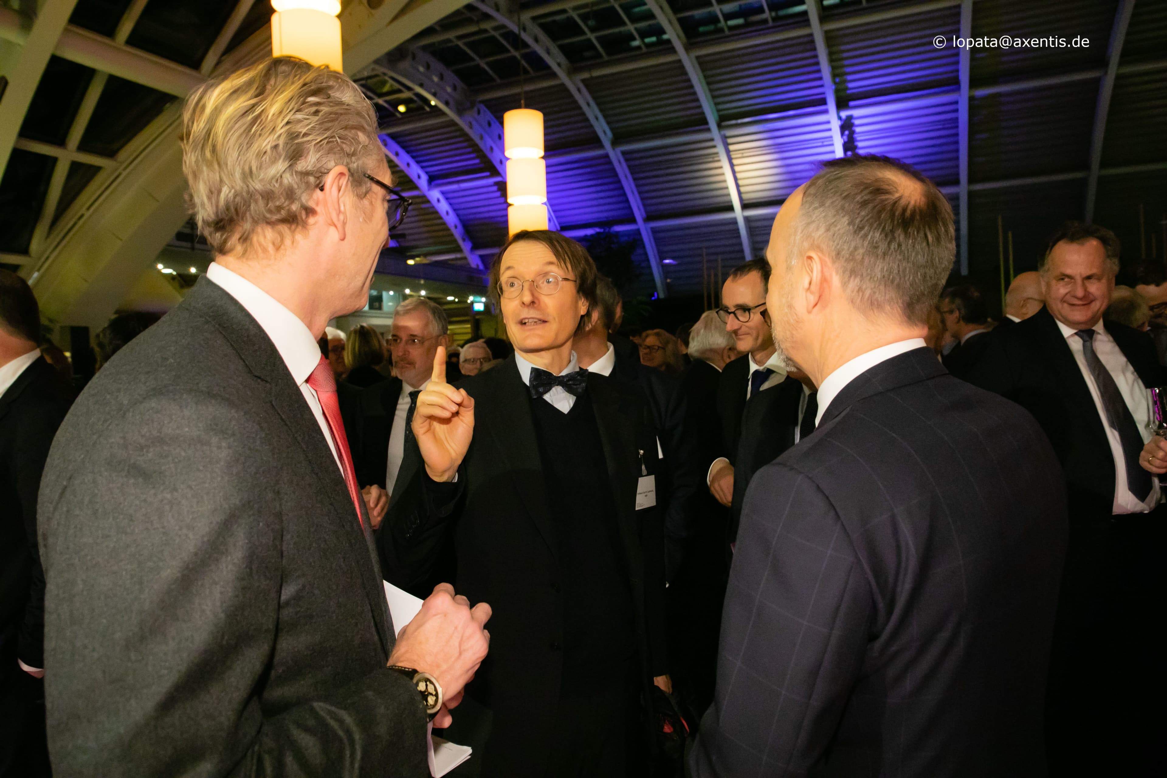 Karl Lauterbach MdB (SPD) (m.) dozierend gegenüber Andreas Gassen (l.) und Stephan Hofmeister (beide KBV)
