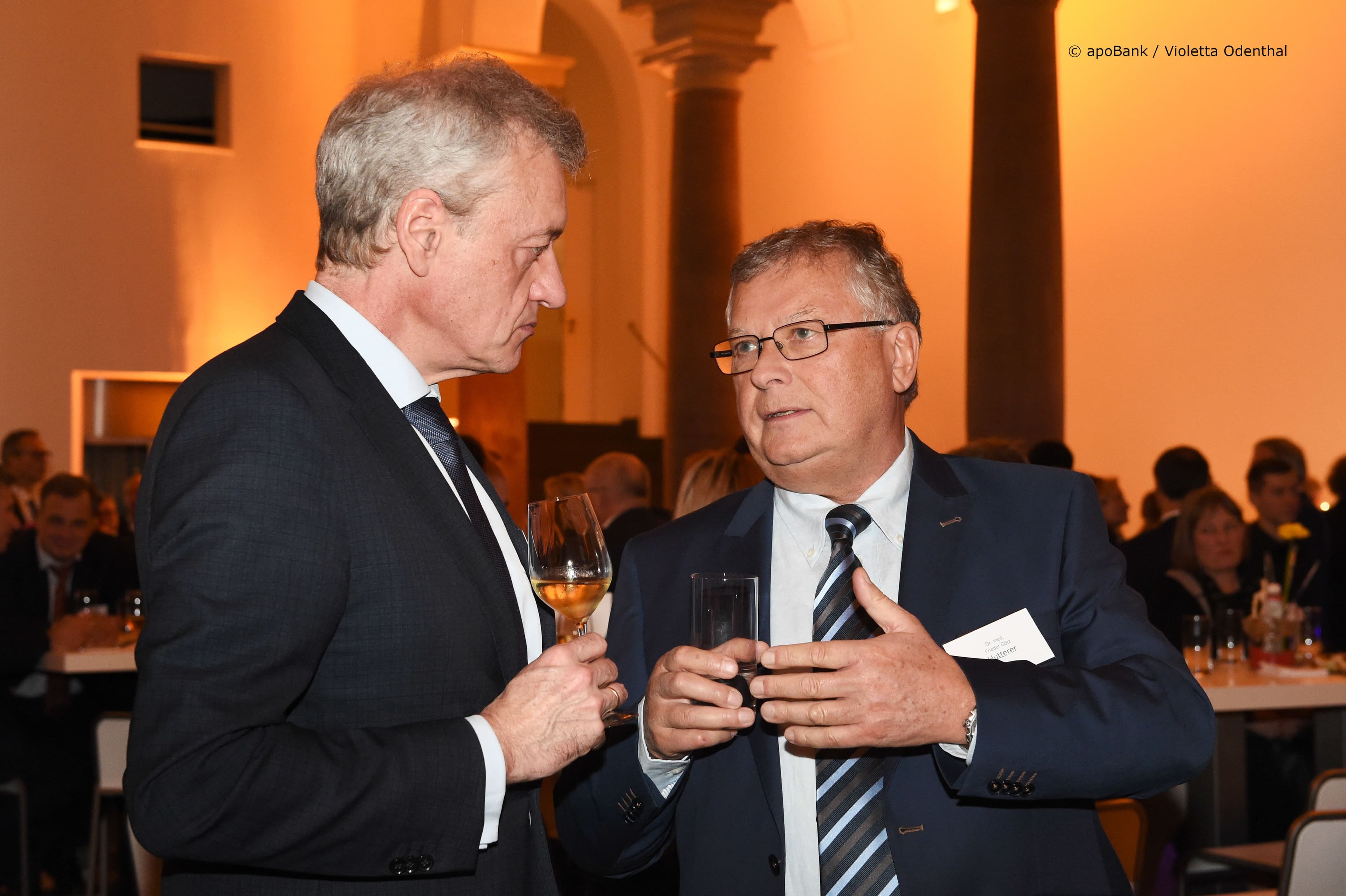 Ferdinand Gerlach (Sachverständigenrat) (l.) hört Frieder Götz Hutterer (KV Nordrhein) ernsthaft zu