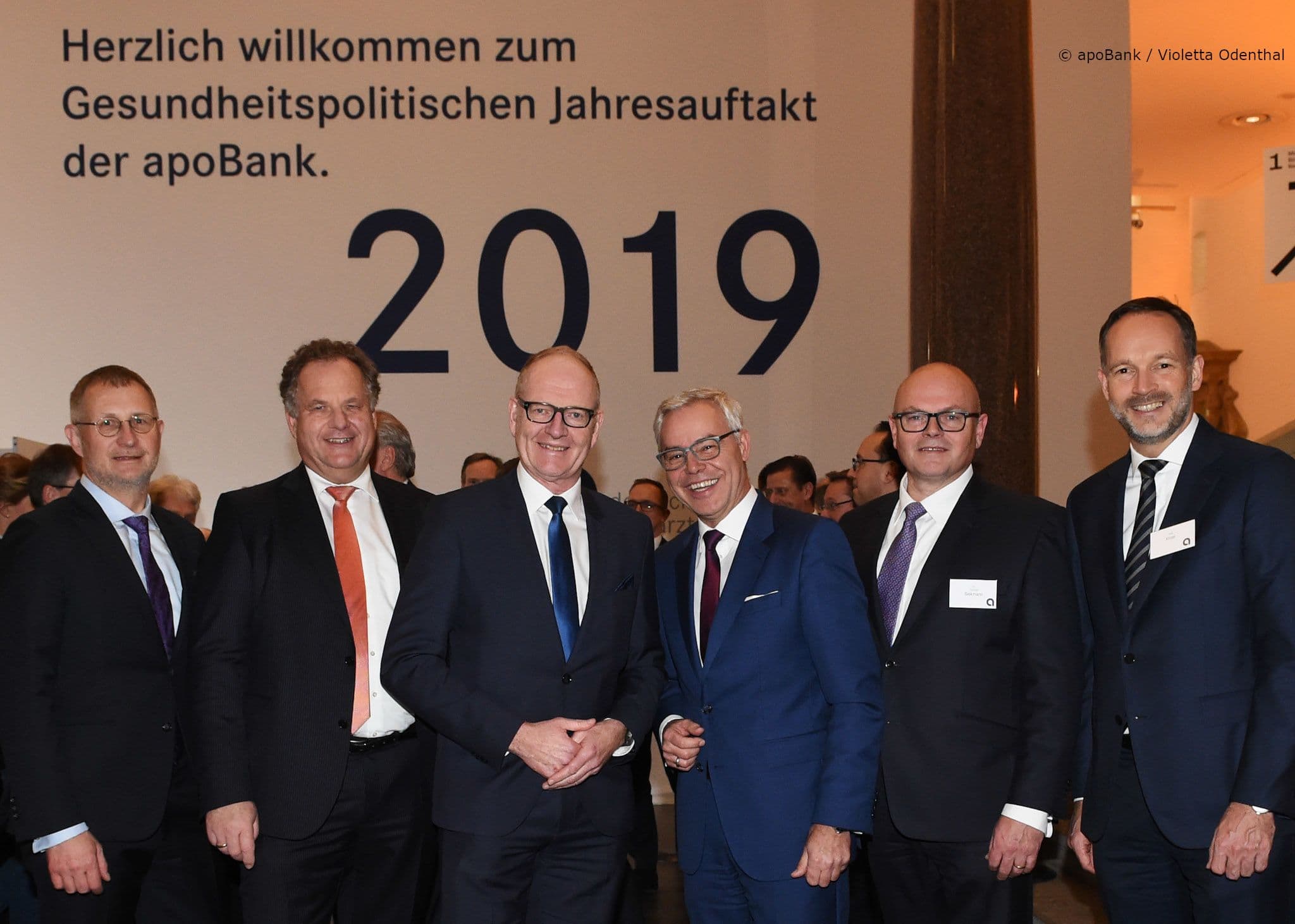 Fröhliches Gruppenbild: Holger Wessling, Eckhard Lüdering (beide apoBank), Martin Hendges (KZBV), Ulrich Sommer, Thomas Siekmann, Olaf Klose (alle apoBank) (v.l.n.r.)