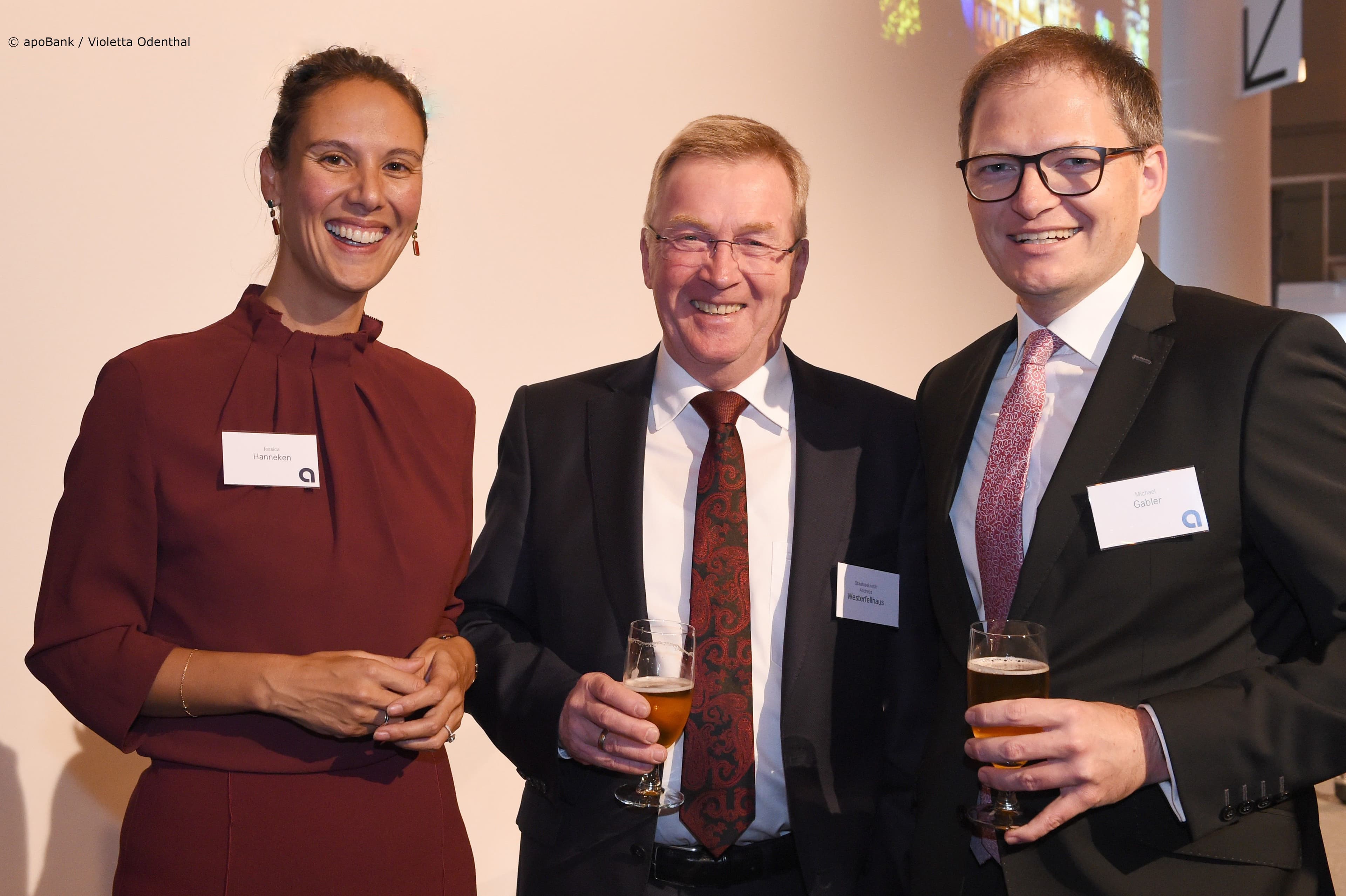 Offensichtlich sehr gut gelaunt: Jessica Hanneken (apoBank), Andreas Westerfellhaus (Pflegebevollmächtigter der Bundesregierung), Michael Gabler (apoBank) (v.l.n.r.)