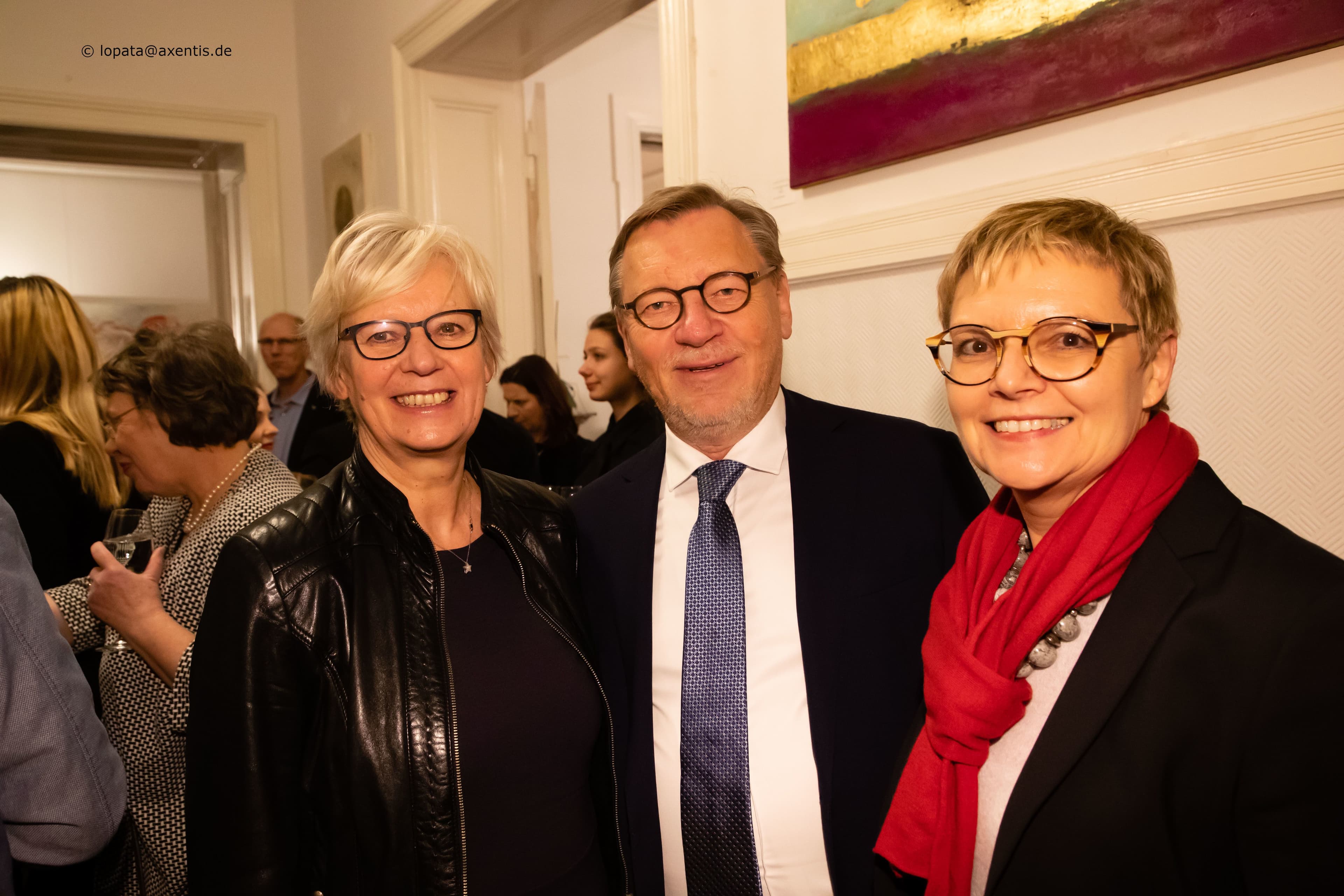 Ulrich Weigeldt (Deutscher Hausärzteverband) mit Maria Klein-Schmeink MdB (Bündnis 90/Die Grünen) (l.) und Sabine Dittmar MdB (SPD)