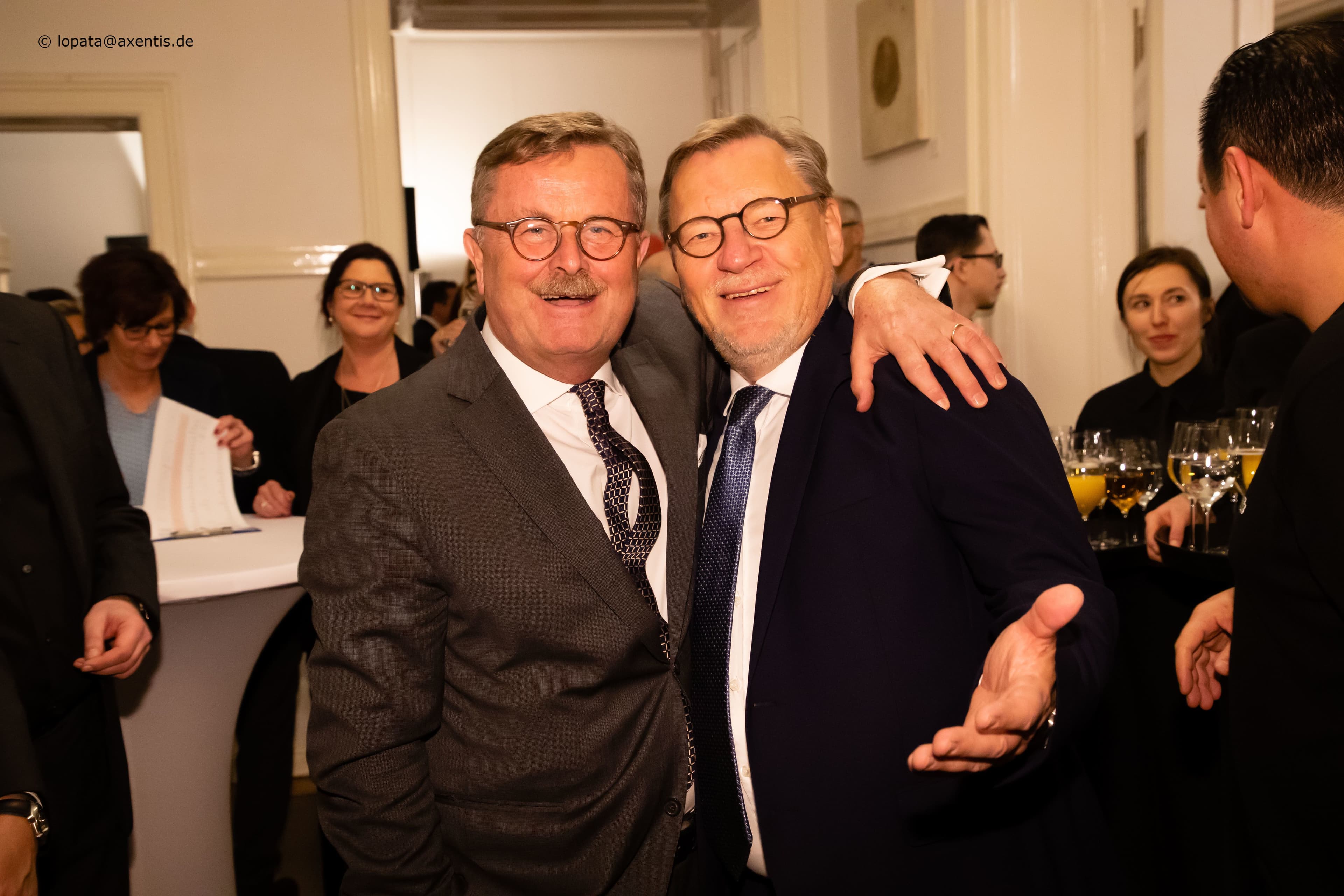 Mögen sich offenbar: Frank Ulrich Montgomery (BÄK) und Ulrich Weigeldt (Deutscher Hausärzteverband)