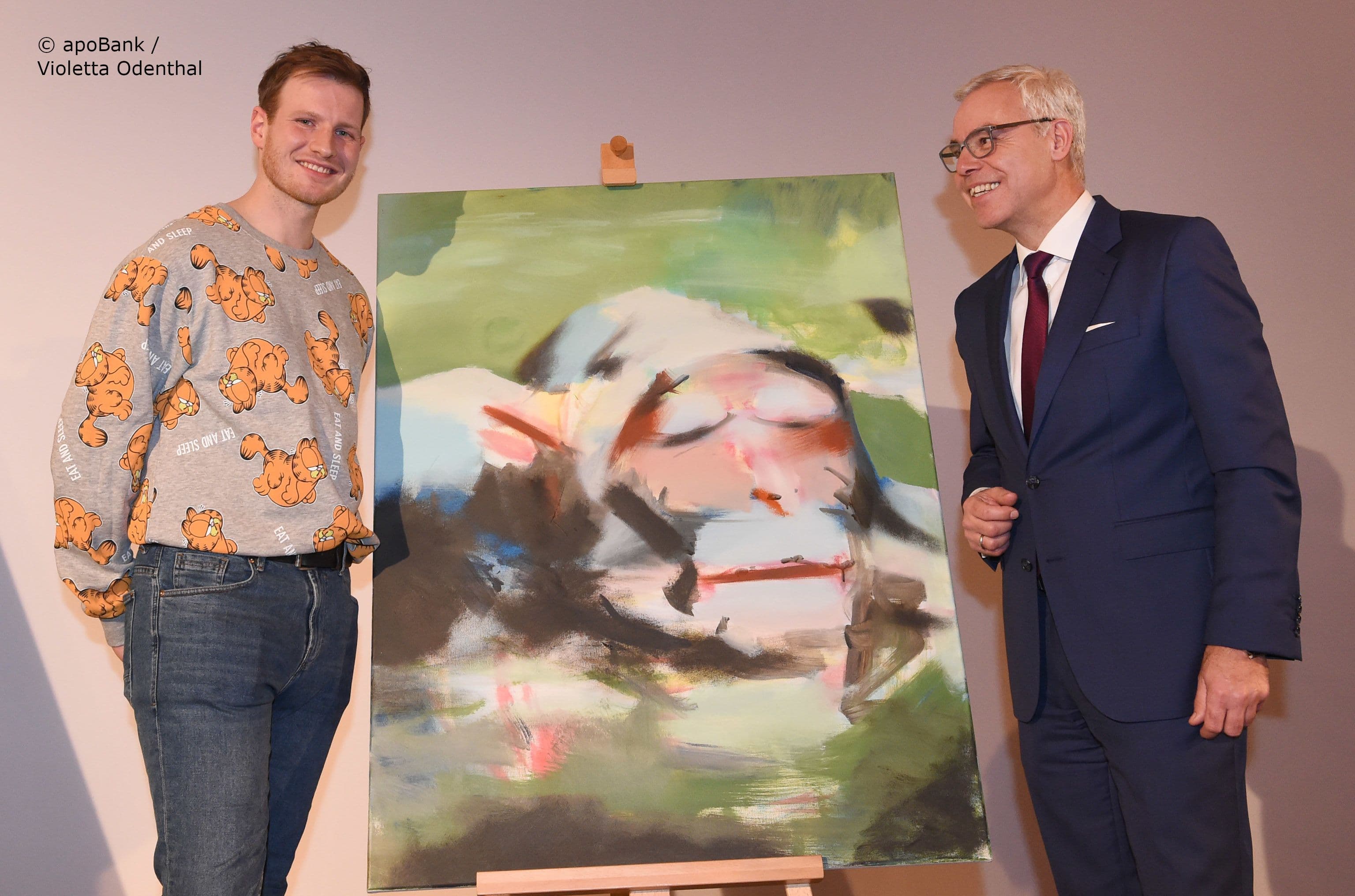 Publikumspreis für das Bild ohne Namen von David Woyk (l.) mit dem sichtlich erfreuten Ulrich Sommer (apoBank)