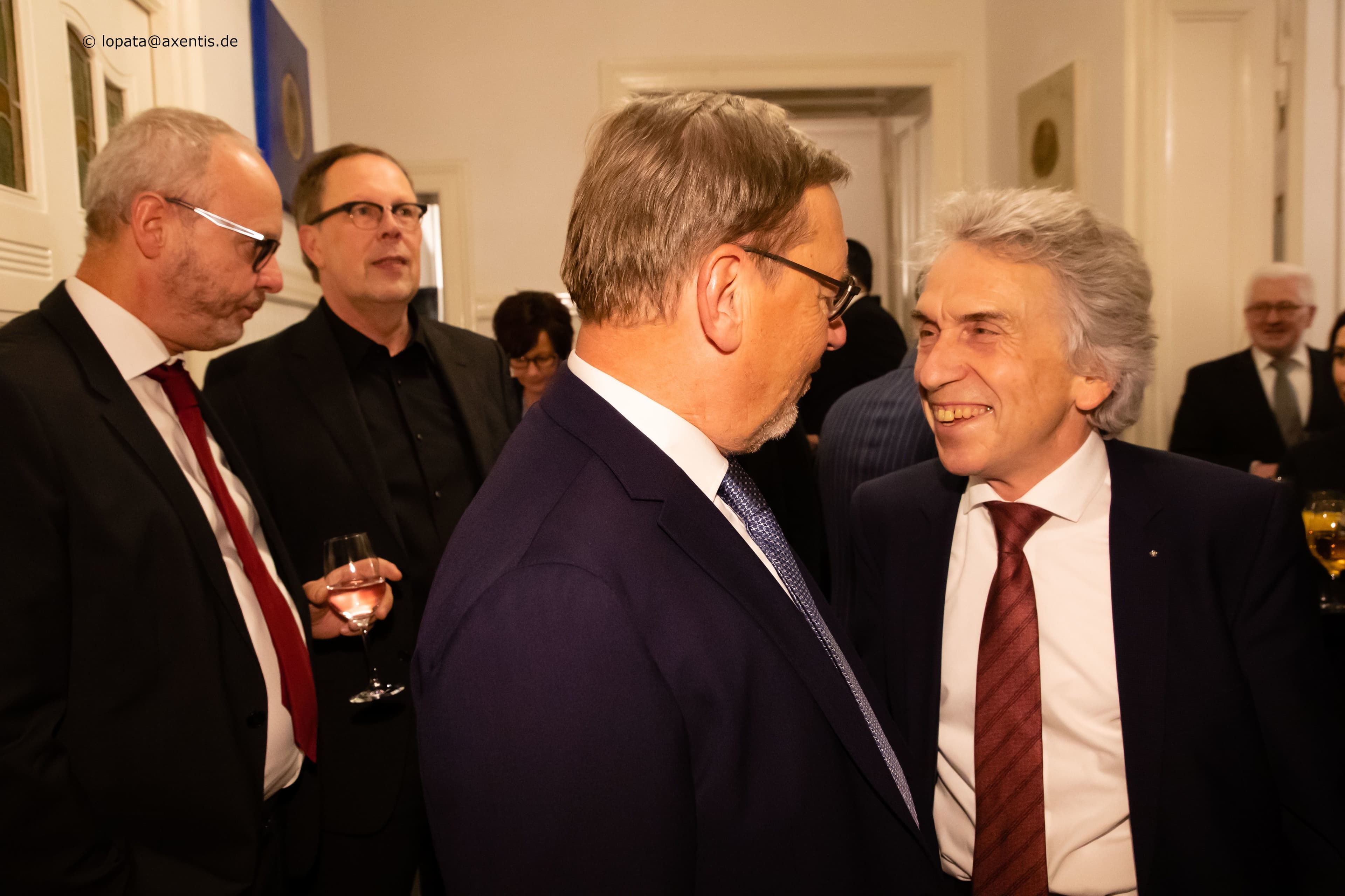 Gehört schon fast zur Familie: Christopher Hermann (AOK Baden-Württemberg) (r.) mit Ulrich Weigeldt (Deutscher Hausärzteverband)