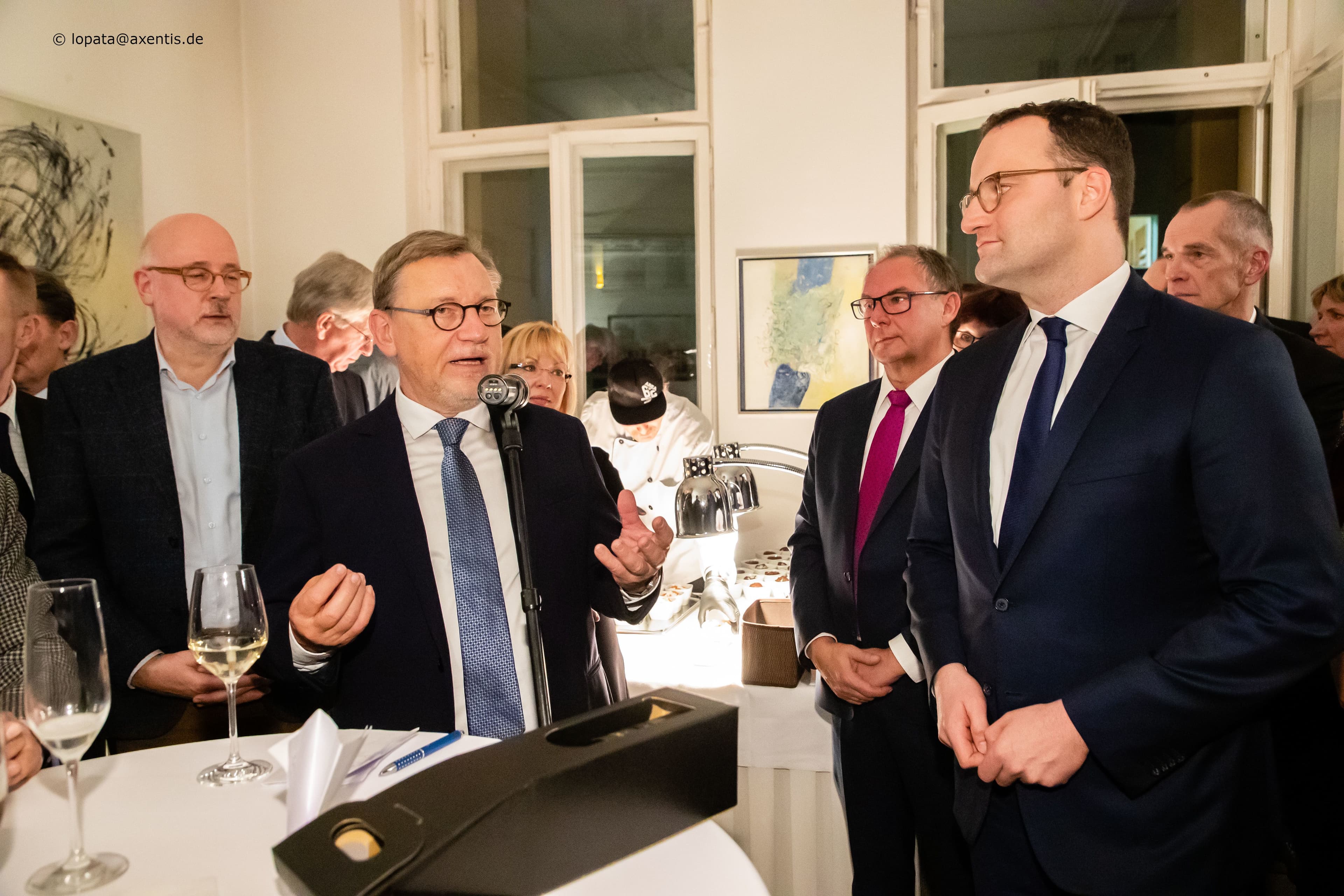 Ulrich Weigeldt (Deutscher Hausärzteverband) mit Bundesgesundheitsminister Jens Spahn (r.)