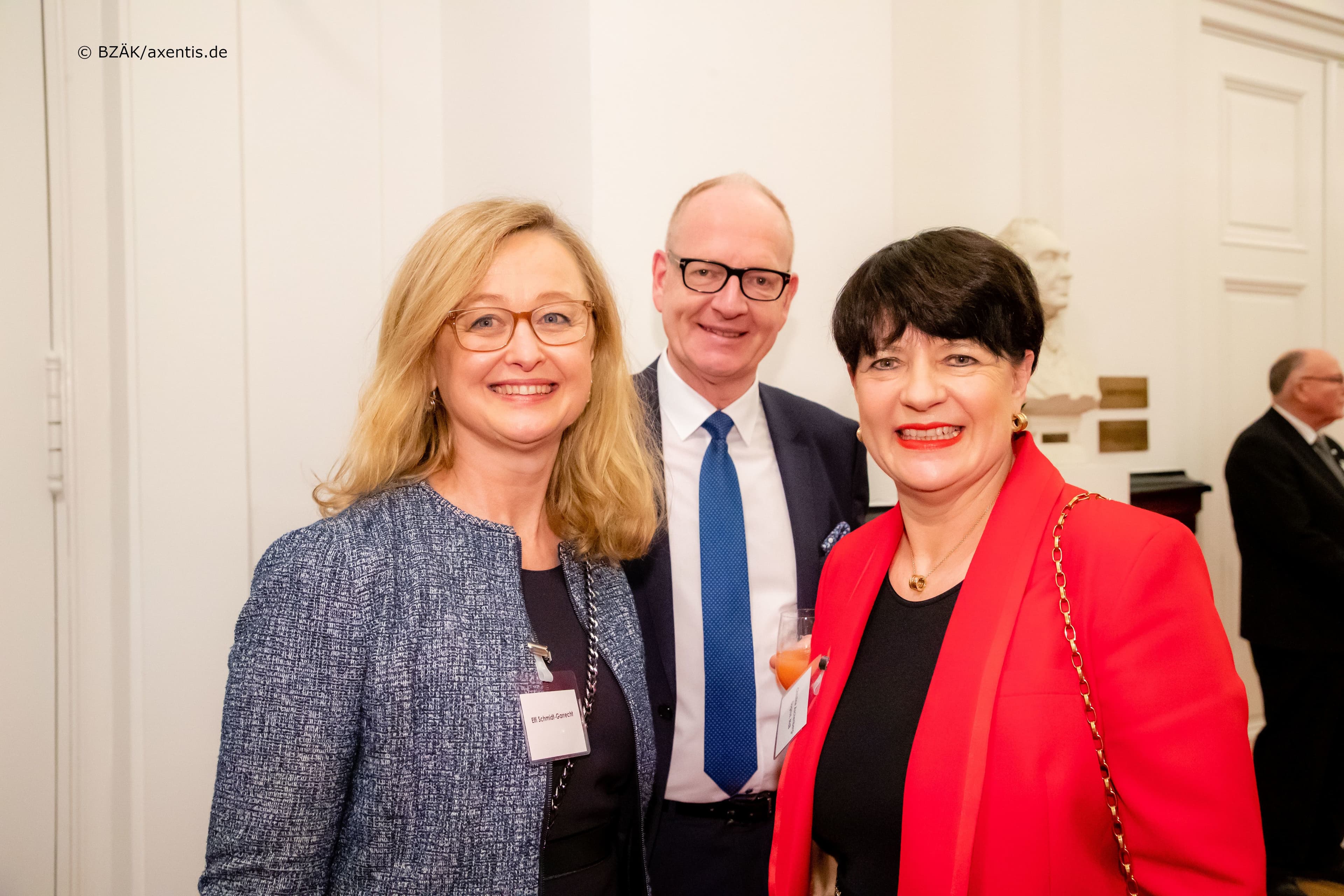Elfi Schmidt-Garrecht, Martin Hendges (beide KZBV) mit Christine Aschenberg-Dugnus MdB (FDP) (v.l.n.r.)