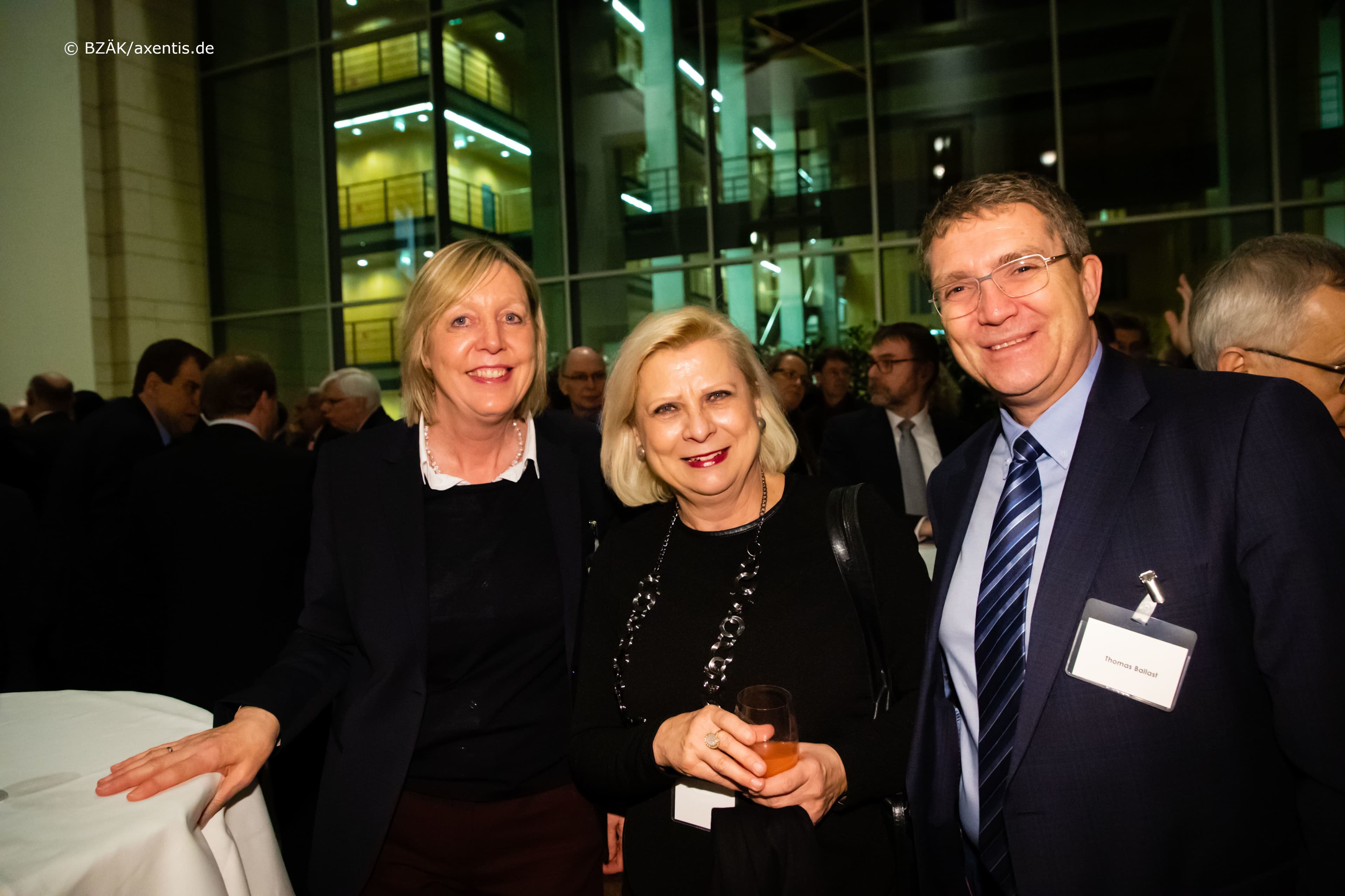 Hilde Mattheis MdB (SPD) (m.) in trauter Runde mit Ulrike Elsner (vdek) (l.) und Thomas Ballast (r.)