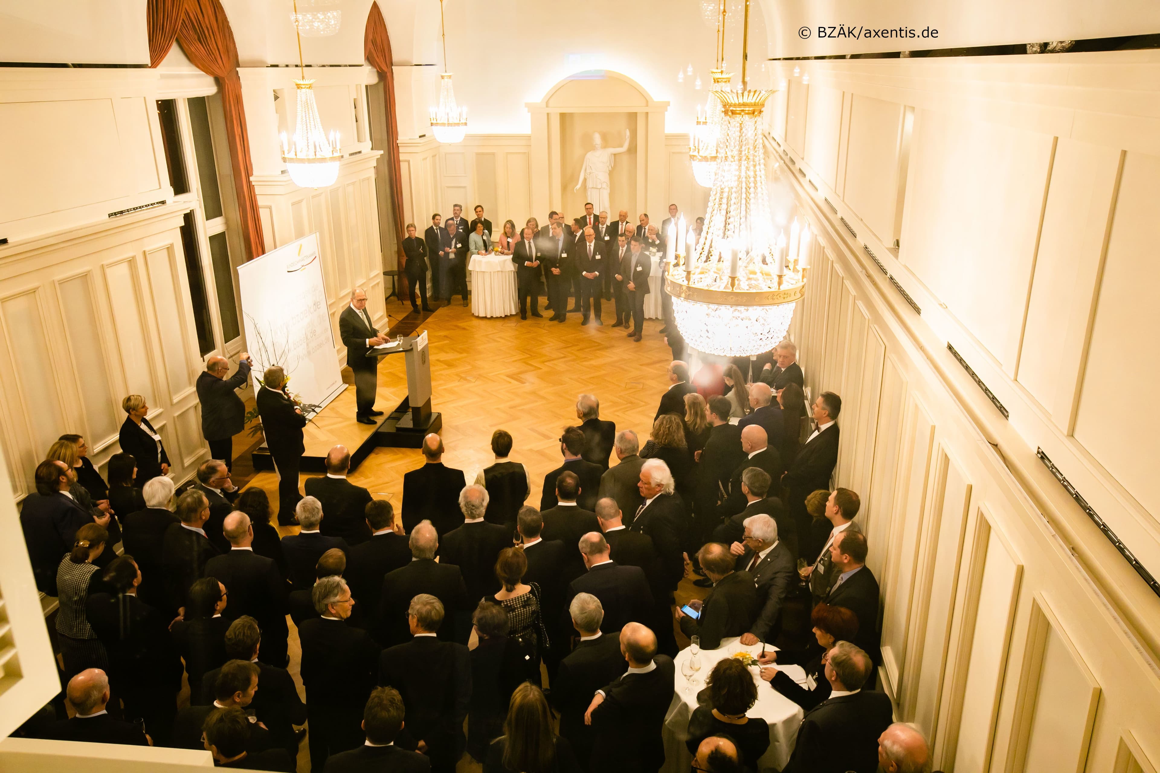 Ein Blick in den Kaisersaal der Parlamentarischen Gesellschaft: Peter Engel (BZÄK) bei seiner Eröffnungsrede
