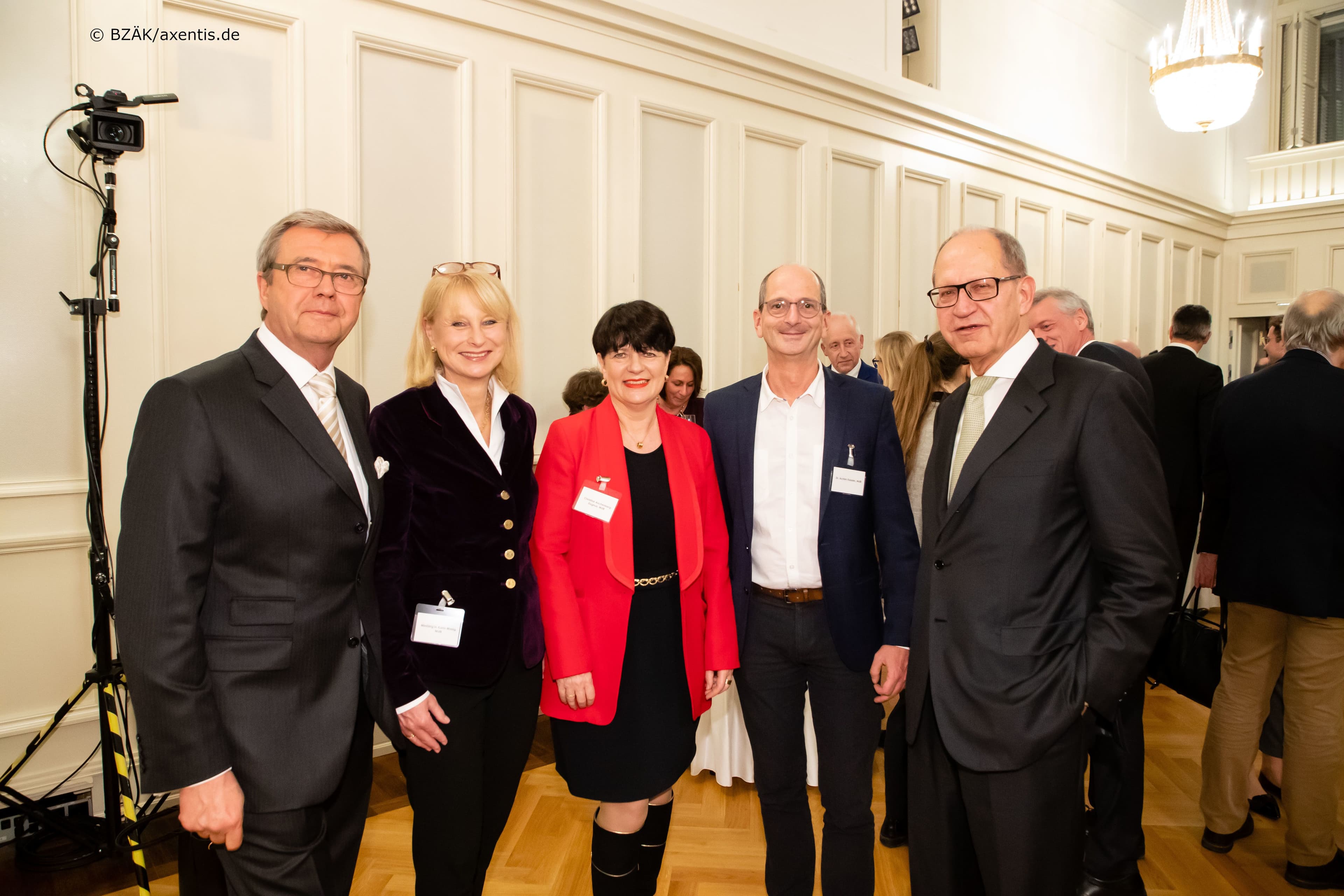 Gesundheitspolitiker mit BZÄK und KZBV: Wolfgang Eßer (KZBV), Karin Maag MdB (CDU/CSU), Christine Aschenberg-Dugnus MdB (FDP), Achim Kessler MdB (Die Linke), Peter Engel (BZÄK) (v.l.n.r)