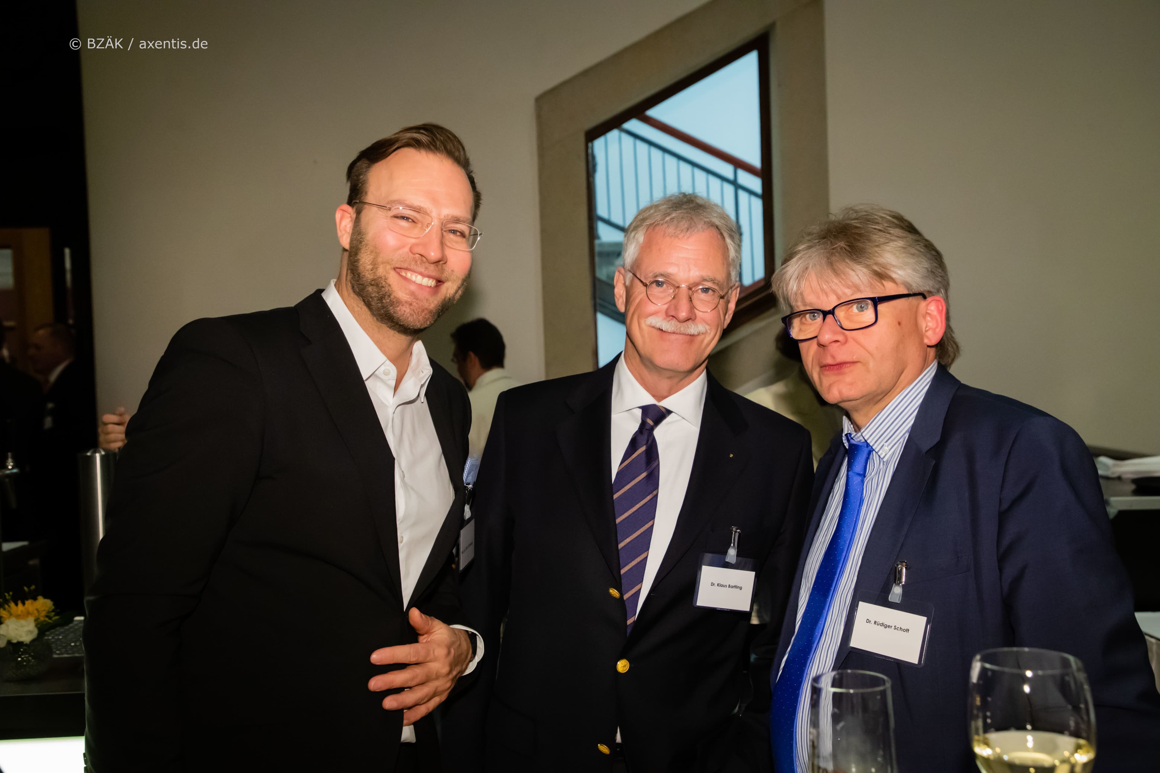 Klaus Bartling (Zahnärztekammer Westfalen-Lippe) (m.) im Kreis von Sven Tschoepe (l.) und Rüdiger Schott (beide Landeszahnärztekammer Bayern)