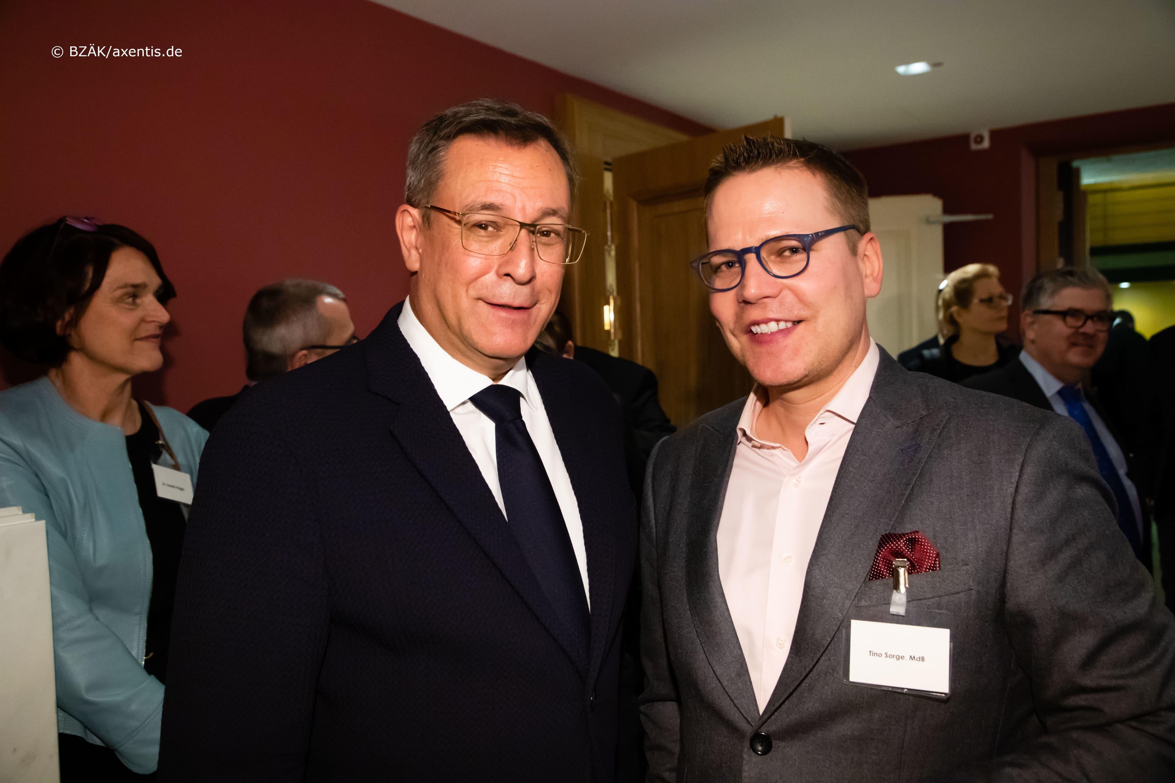 Christian Berger (Bayerische Landeszahnärztekammer) (l.) mit Tino Sorge MdB (CDU/CSU)