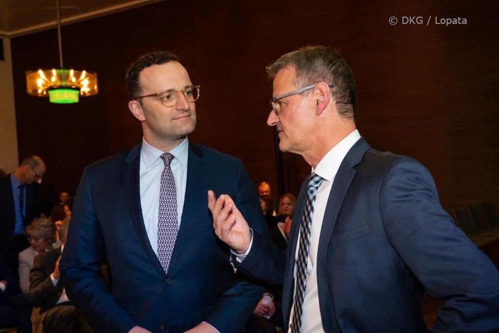 Der Bundesgesundheitsminister hört Gerad Gaß (r.) aufmerksam zu