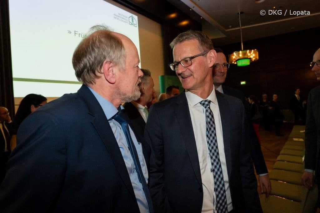 Wulf-Dietrich Leber (GKV-Spitzenverband) mit Gerald Gaß (DKG) (r.)
