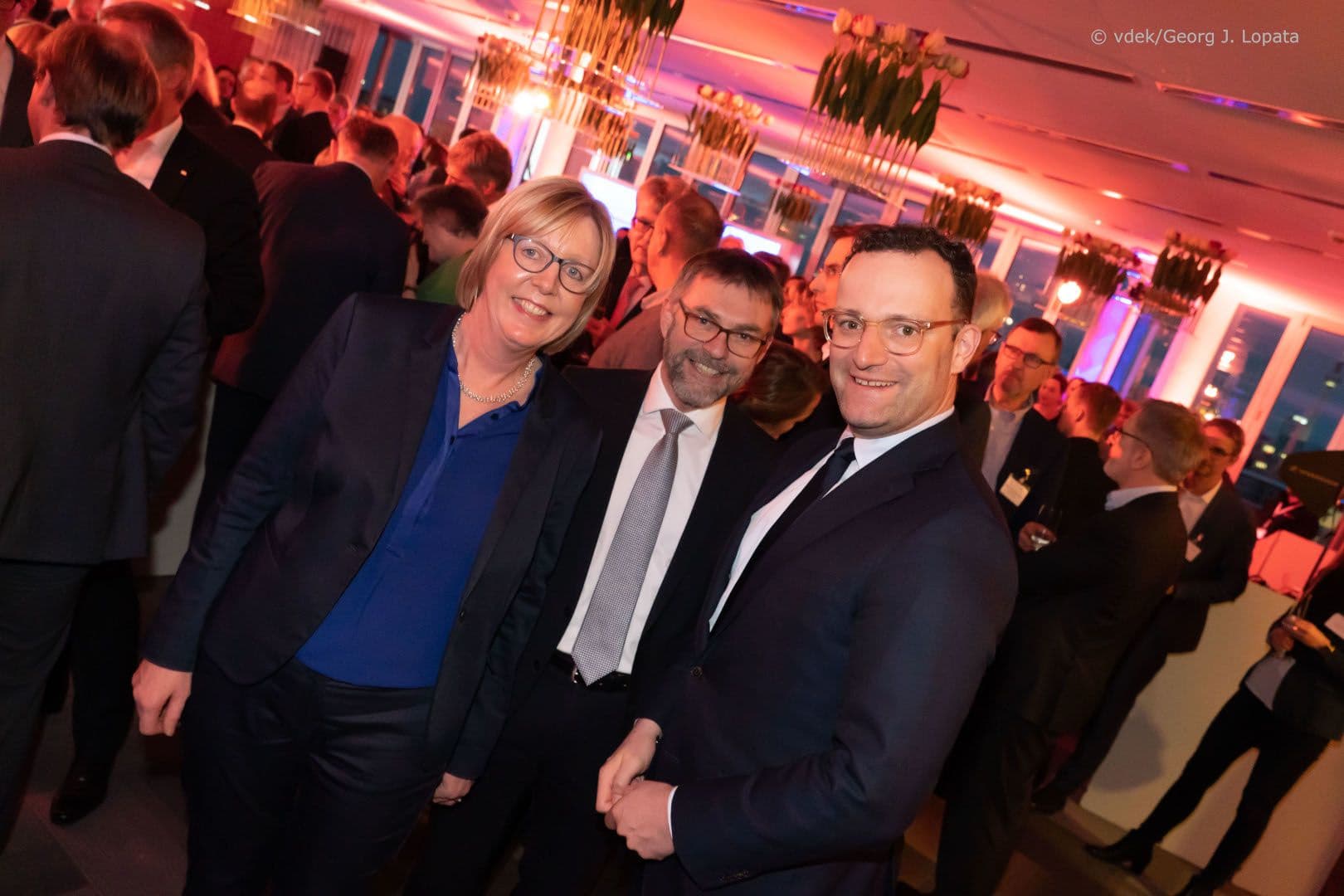 Die Gastgeber Ulrike Elsner, Jörg Meyers-Middendorf (beide vdek) mit Minister Jens Spahn (v.l.n.r.)