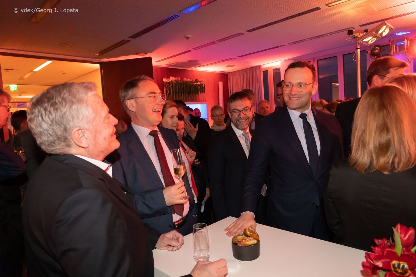Scherzen mit dem Minister –  Norbert Klusen (ehemals TK), Christoph Straub (Barmer), Jörg Meyers-Middendorf (vdek), Minister Jens Spahn (v.l.n.r.)