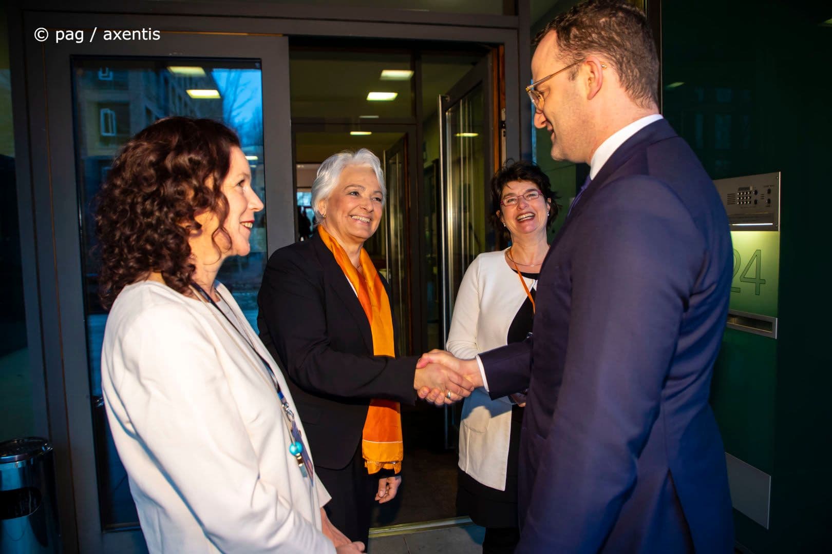 Freundlicher Empfang für Minister Spahn: Cornelia Wanke (Wankeconsulting), Christiane  Groß (Deutscher Ärztinnenbund), Antje Kapinsky (Techniker Krankenkasse) (v.l.n.r.)