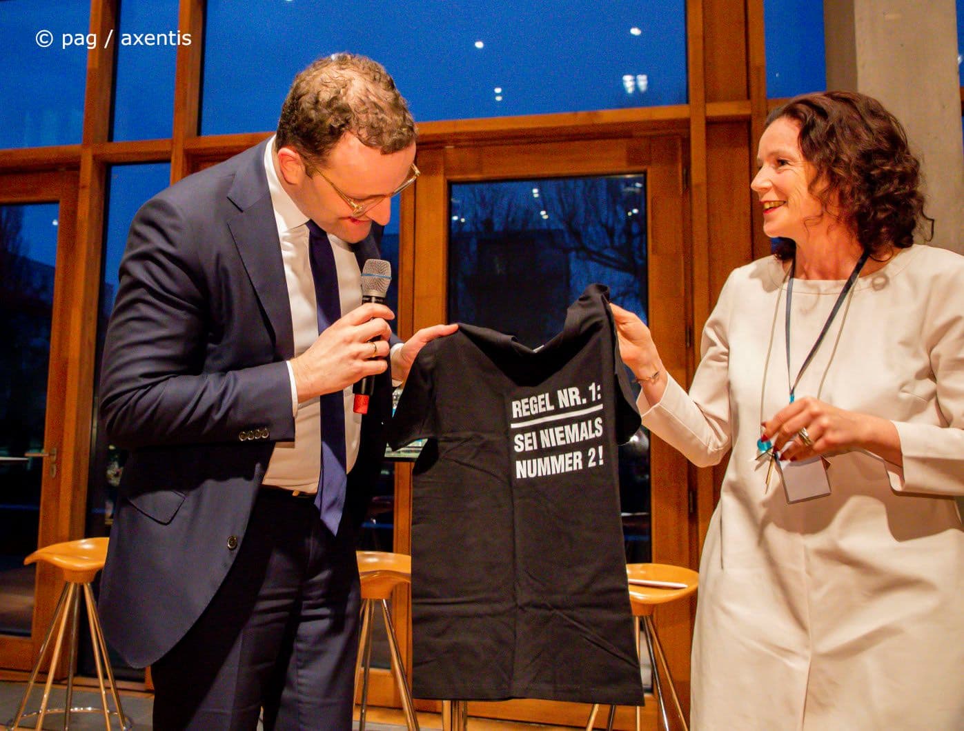 Zum Schluss gab es für den Minister noch ein T-Shirt von Cornelia Wanke (Wankeconsulting)