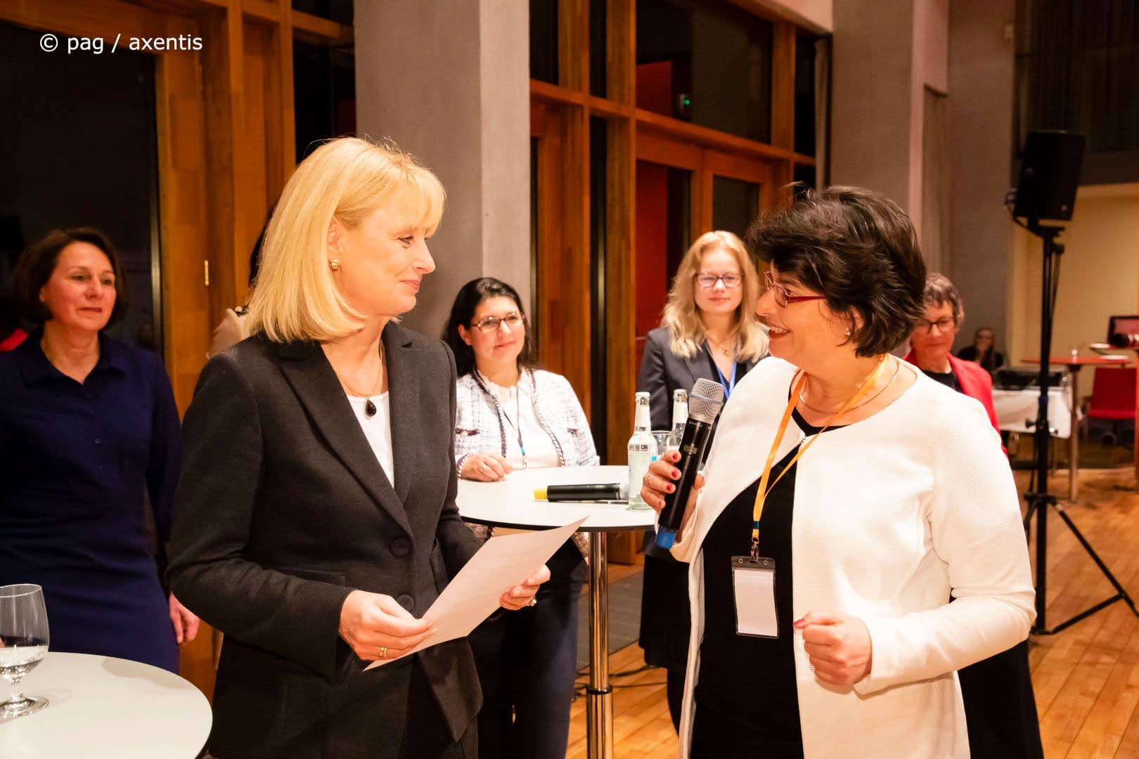 Karin Maag MdB (CDU/CSU) im Gespräch mit Antje Kapinsky (Techniker Krankenkasse) (r.)