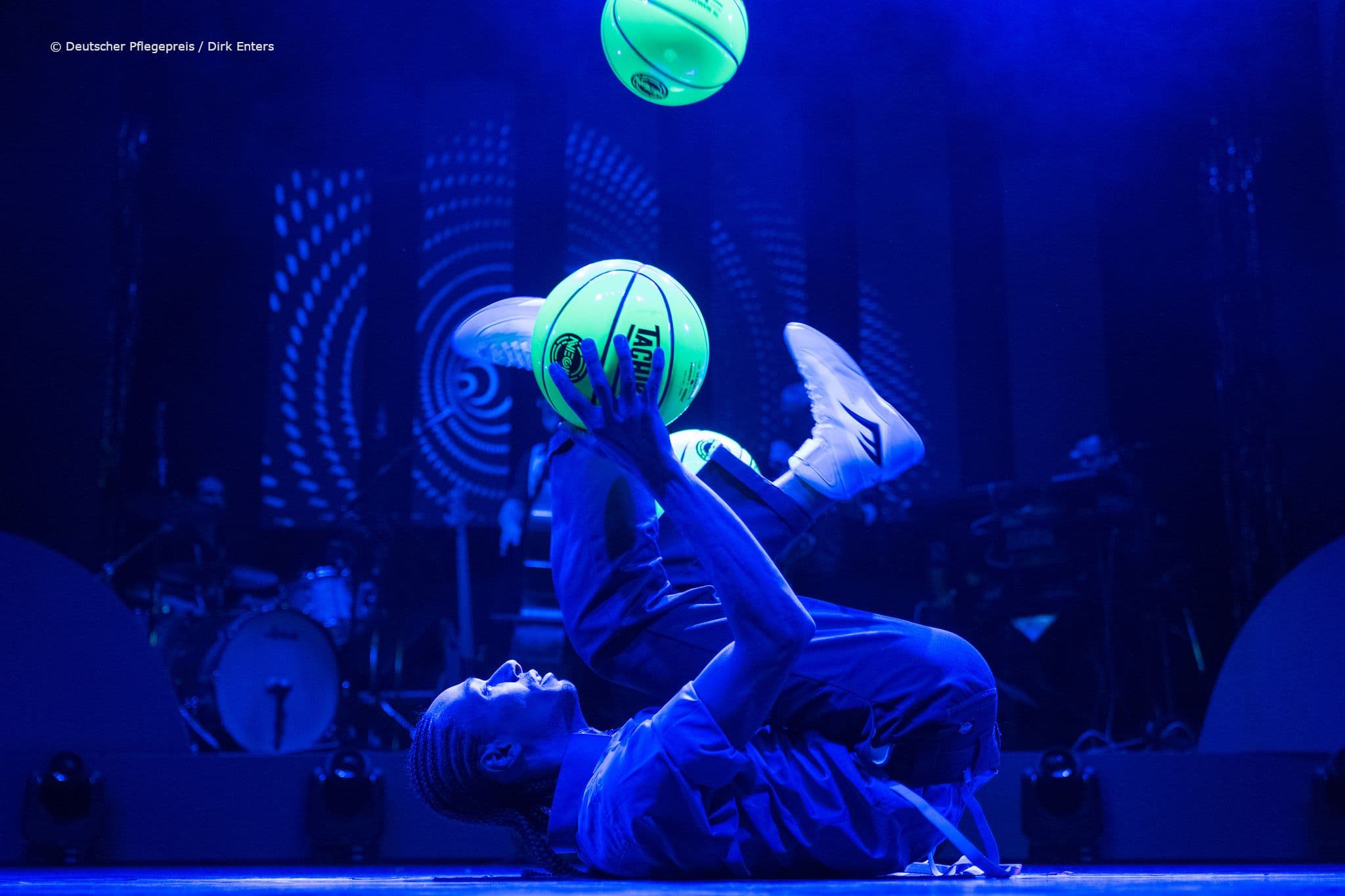 Zu „Johnny B. Goode“ jongliert dieser junge Mann  mit Basketbällen