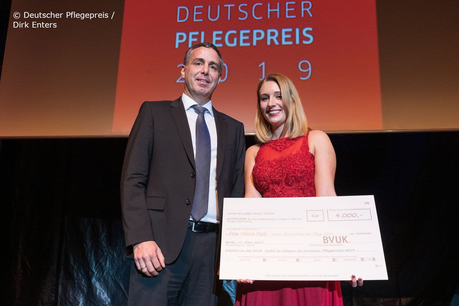 Die Pflegebotschafterin 2019: Helena Dyck mit Stefan Kühn (BVUK-Gruppe)
