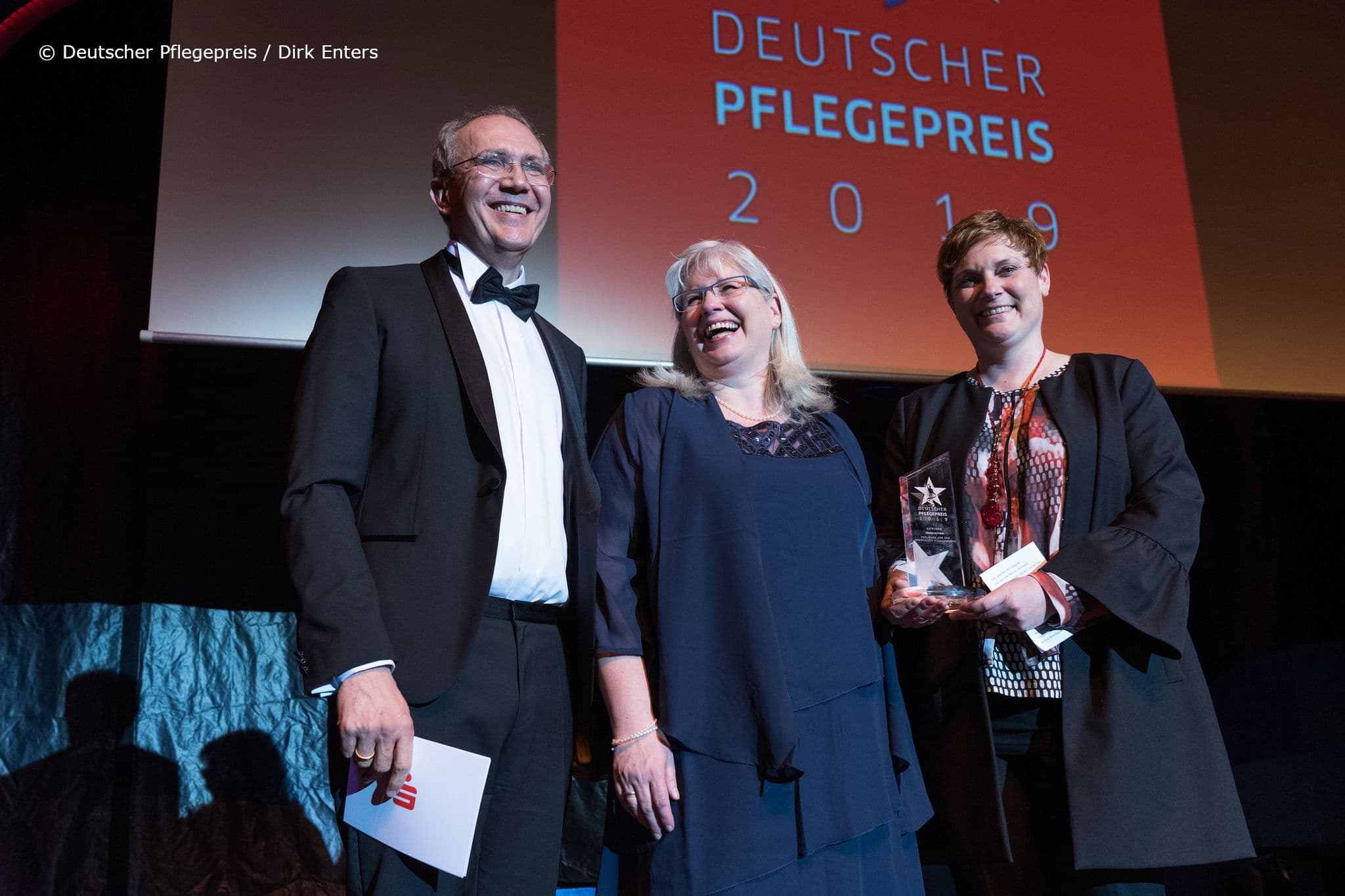Joachim Schmalzl (Deutscher Sparkassen- und Giroverband) mit den Preisträgerinnen „Innovation“
Gabriele Riecker und Verena Grötzinger (Unser NETZ e. V.) (v.l.n.r.)