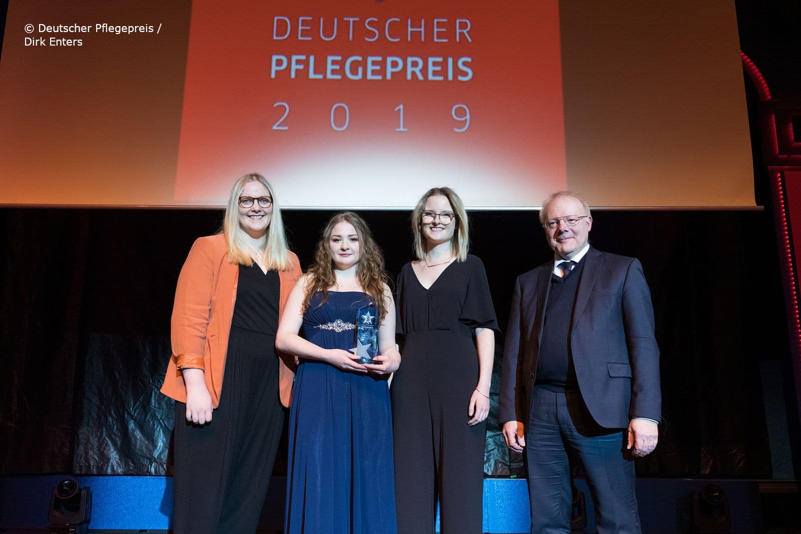 Die Preisträgerinnen „Nachwuchs" mit Lena Schmitz, Michelle Gepfert und Anne Meyer sowie Stephan Brandenburg (Berufsgenossenschaft für Gesundheitsdienst und Wohlfahrtspflege) (v.l.n.r.)