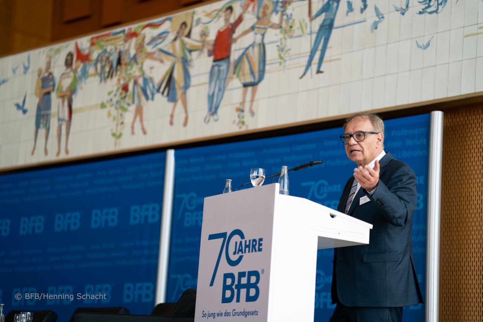 Präsident Wolfgang Ewer (BFB) eröffnet die Veranstaltung.