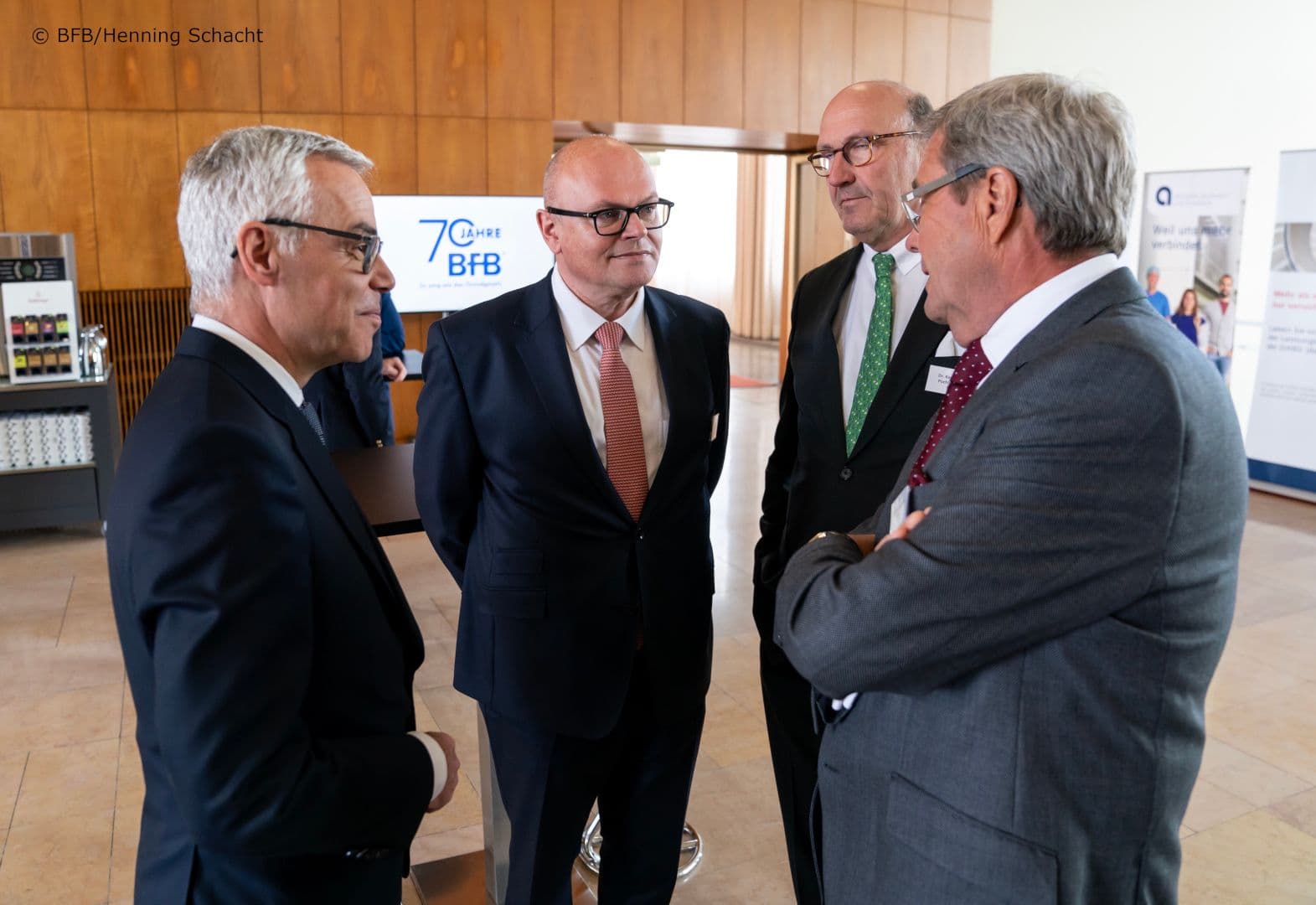Ulrich Sommer, Thomas Siekmann (beide apoBank) im Gespräch mit Karl-Georg Pochhammer und Wolgang Eßer (beide KZBV) (v.l.n.r.)