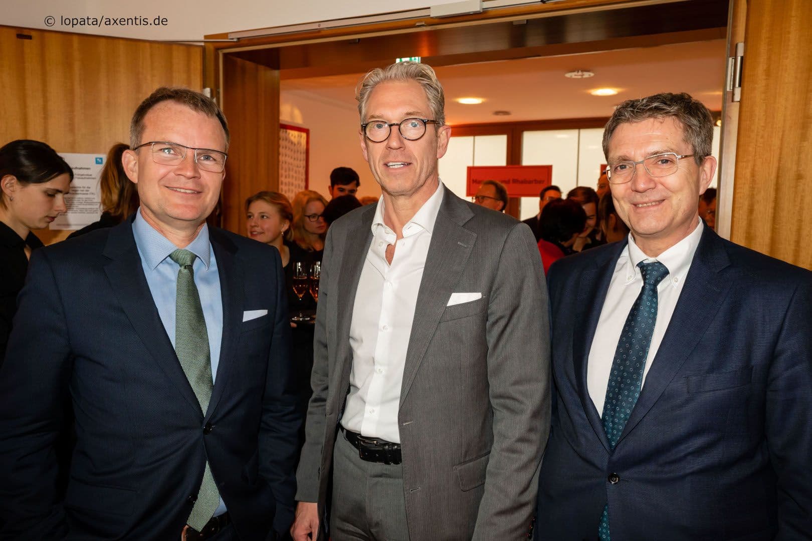 KBV-Chef Andreas Gassen (M.) umringt von Jens Baas (l.) und Thomas Ballast (r.)