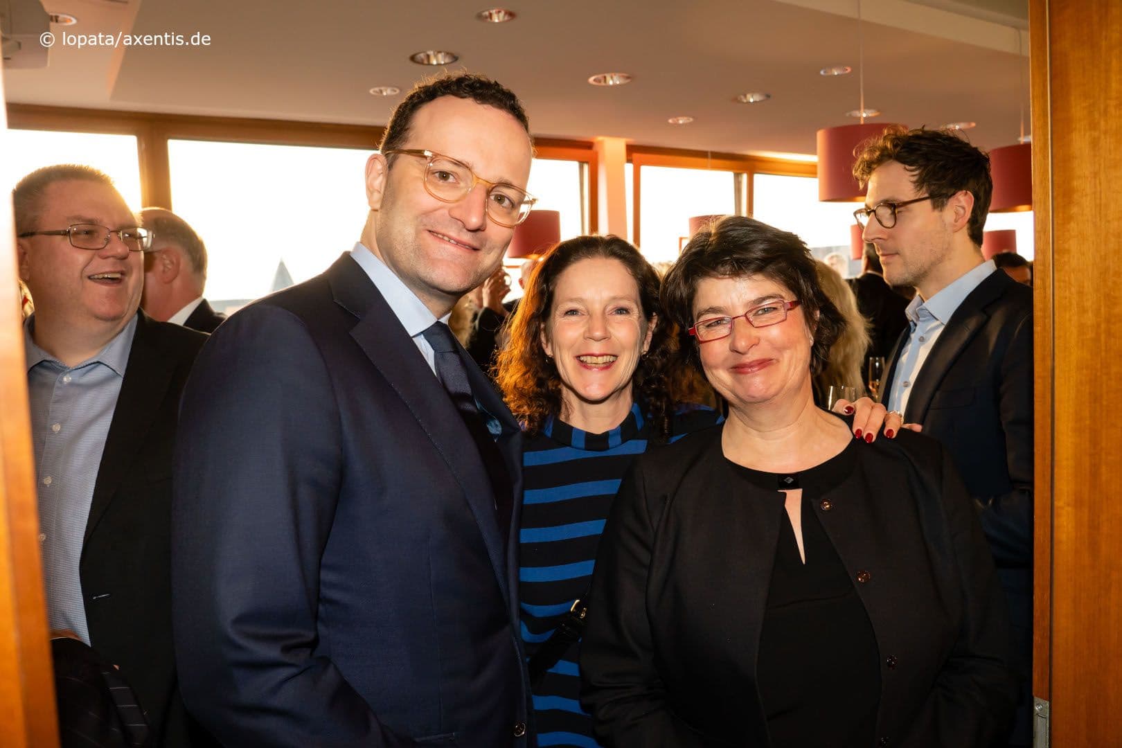 Die Spitzenfrauen Gesundheit Cornelia Wanke (ALM e.V.) (m.) und Antje Kapinsky (TK) (r.) mit Quotenbefürworter Bundesgesundheitsminister Jens Spahn