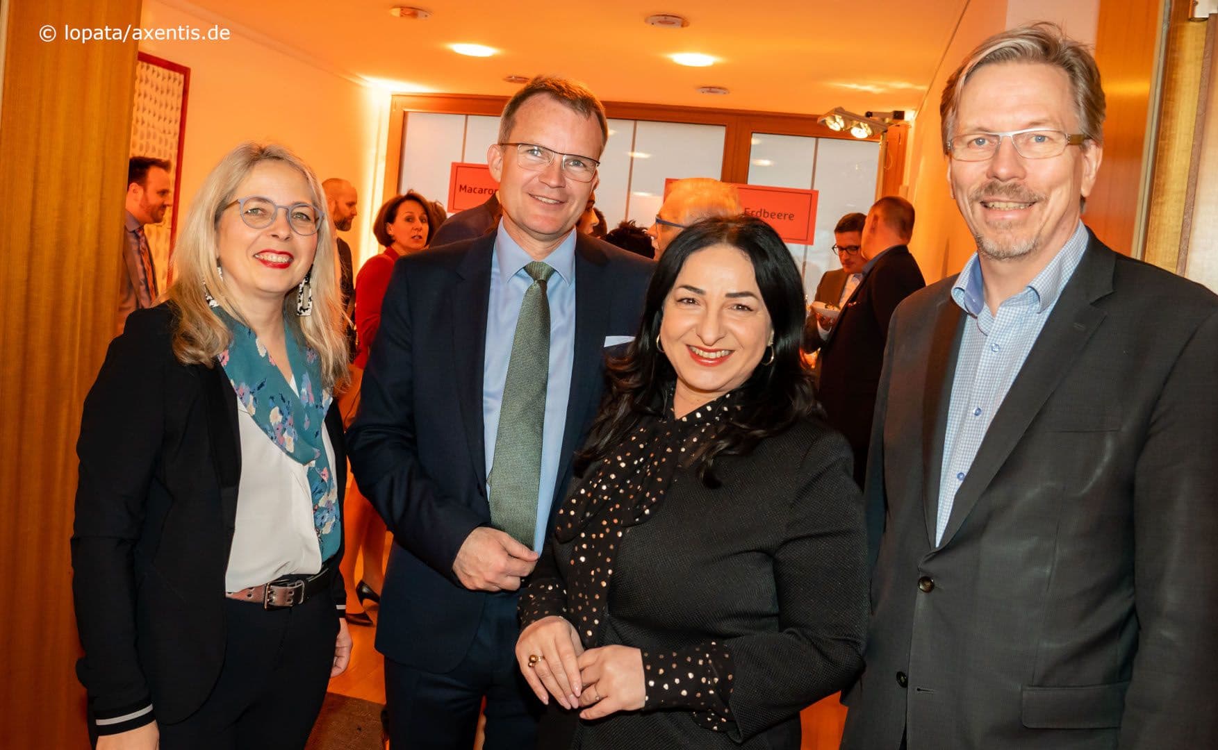 Susanne Hertzer, Jens Baas (beide TK) mit Senatorin Dilek Kolat und Staatssekretär Martin Matz (beide Berliner Senatsverwaltung für Gesundheit, Pflege und Gleichstellung) (v.l.n.r.)