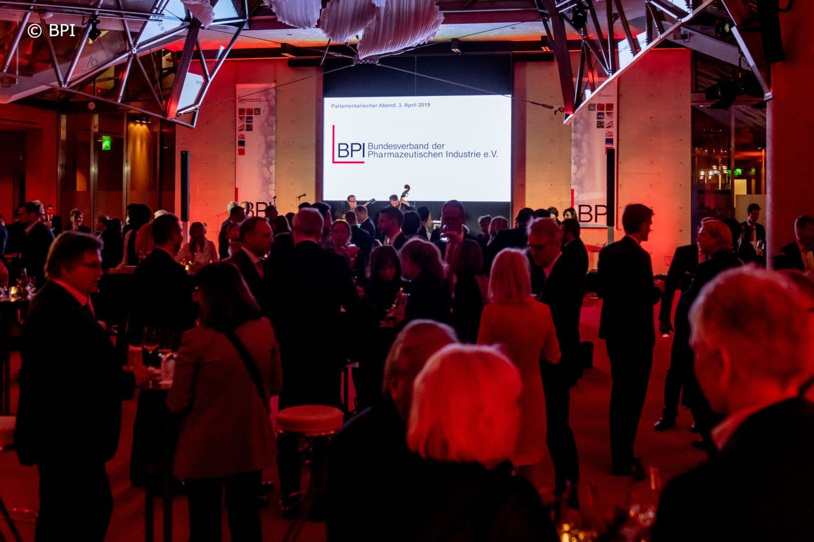 Blick in die Menge beim parlamentarischen Abend des BPI