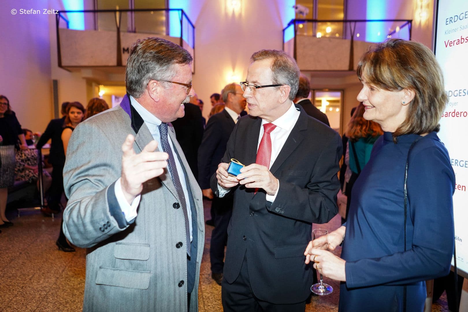 Frank Ulrich Montgomery (l.) gab schon mal den Hinweis an Volker Leienbach (m.): Was heute gesagt werde, sollte man nur zur Hälfte glauben. Gattin Sybille Leienbach nahm es lächelnd hin.