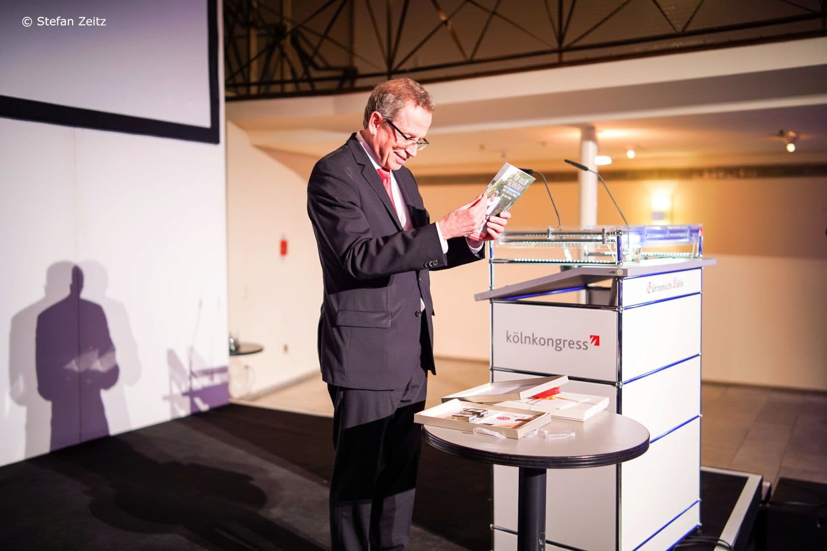Interessiert und gerührt beim Geschenke auspacken: Volker Leienbach