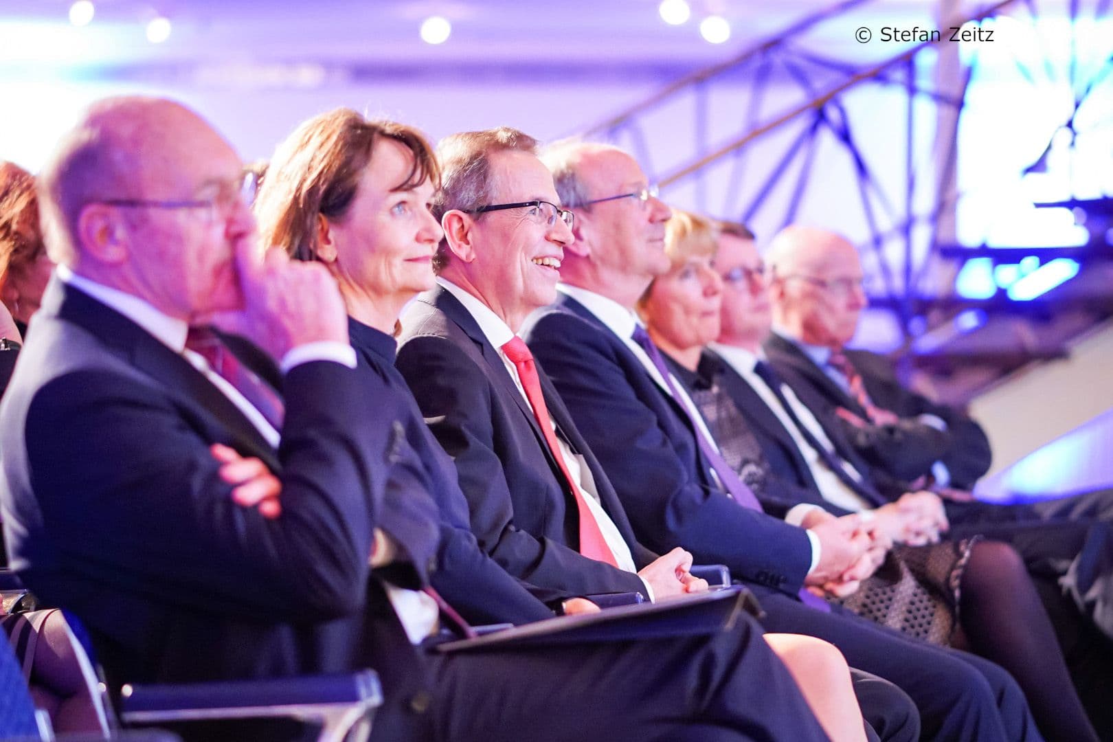 Ein sichtlich erfreuter Volker Leienbach (3.v.l.) mit Reinhold Schulte (l.), Sybille Leienbach (2.v.l.) und Uwe Laue (4.v.l.)