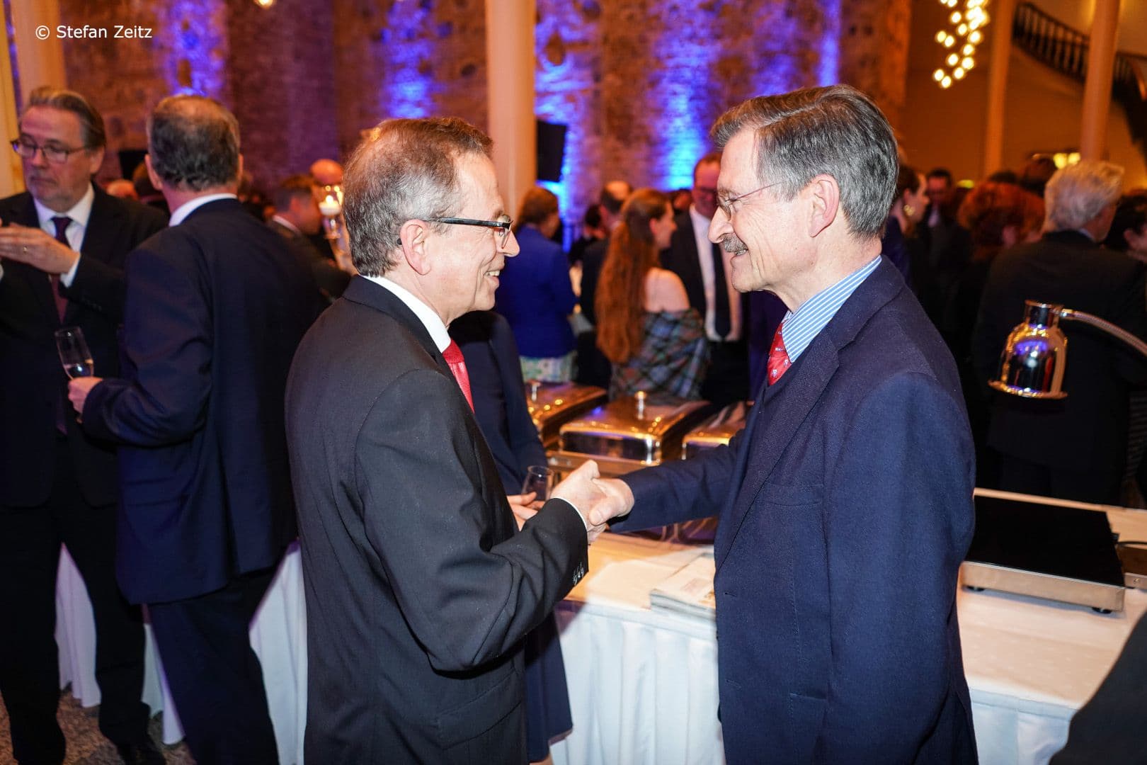 Herzliche Begrüßung: Volker Leienbach und Hermann-Otto Solms (FDP) (r.)