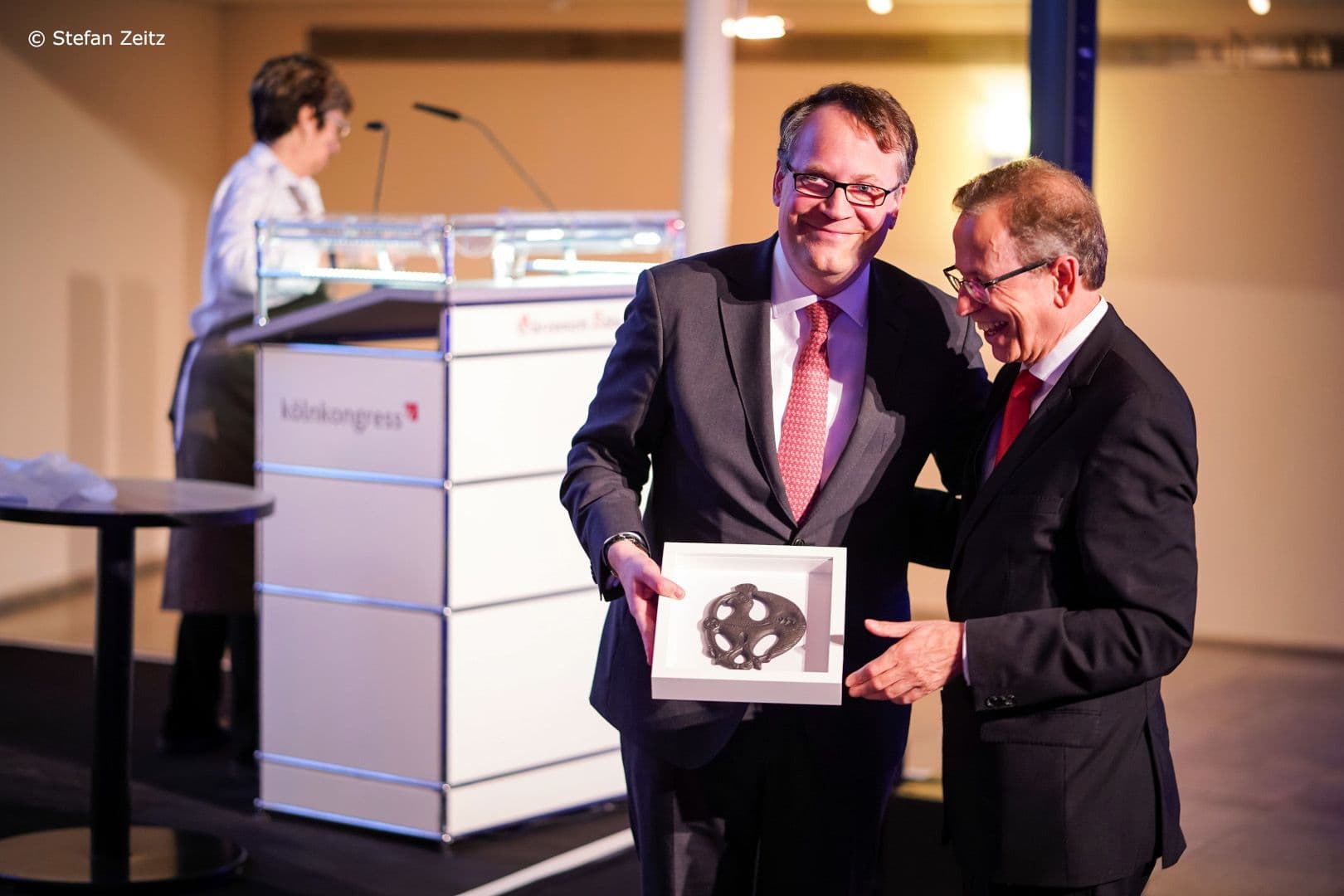 Freund und Weggefährte Gregor Thüsing (l.) bei der Übergabe seines Geschenkes an Volker Leienbach: ein Kunstwerk namens "Phoenix"